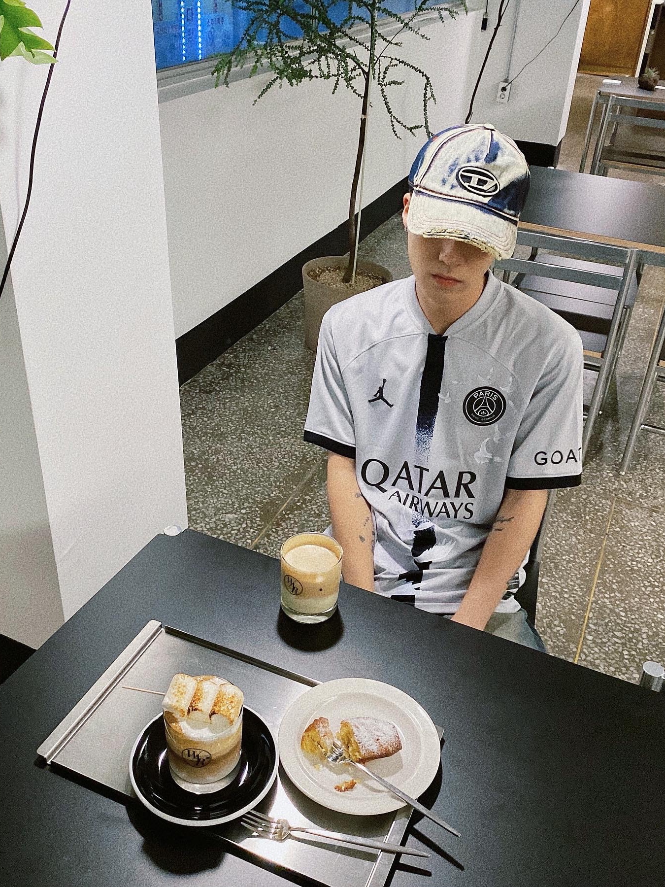 Jordan x Paris Saint-Germain x 3.Paradis 2022/23 Dri-Fit Stadium Away Jersey Light Smoke Grey, Diesel C-Seymon Treated Denim Baseball Cap Blue White 착용 스타일 - 2