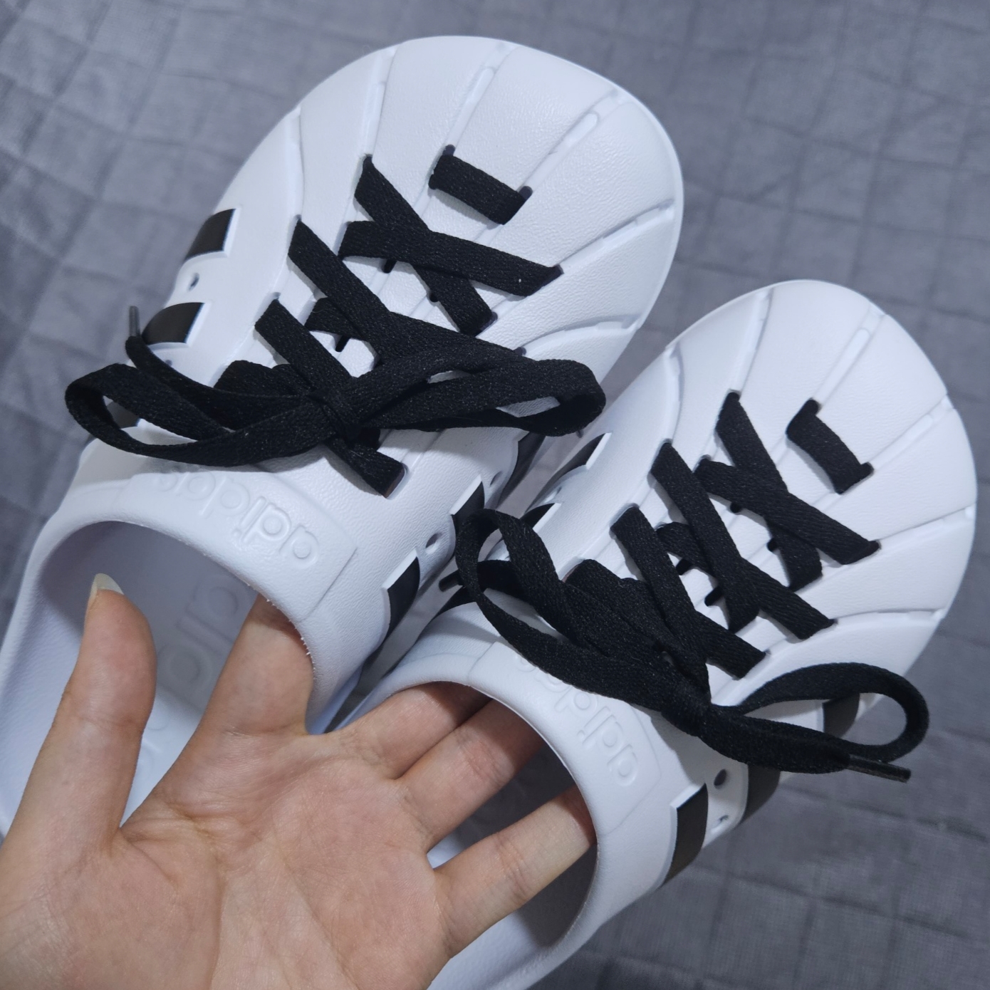 Adidas Adilette Clog White Black 착용 스타일