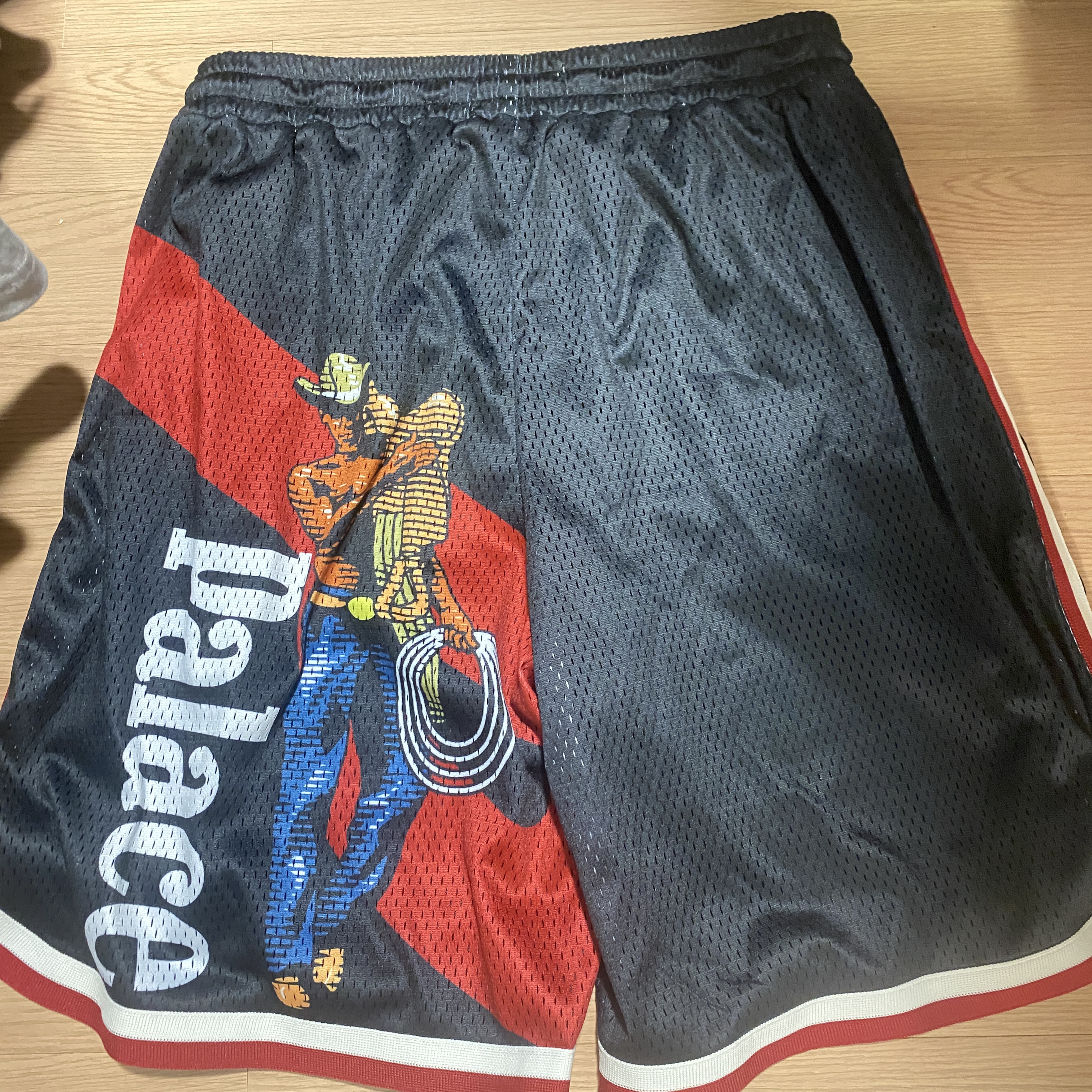 Palace Saves Shorts Black - 22SS 착용 스타일