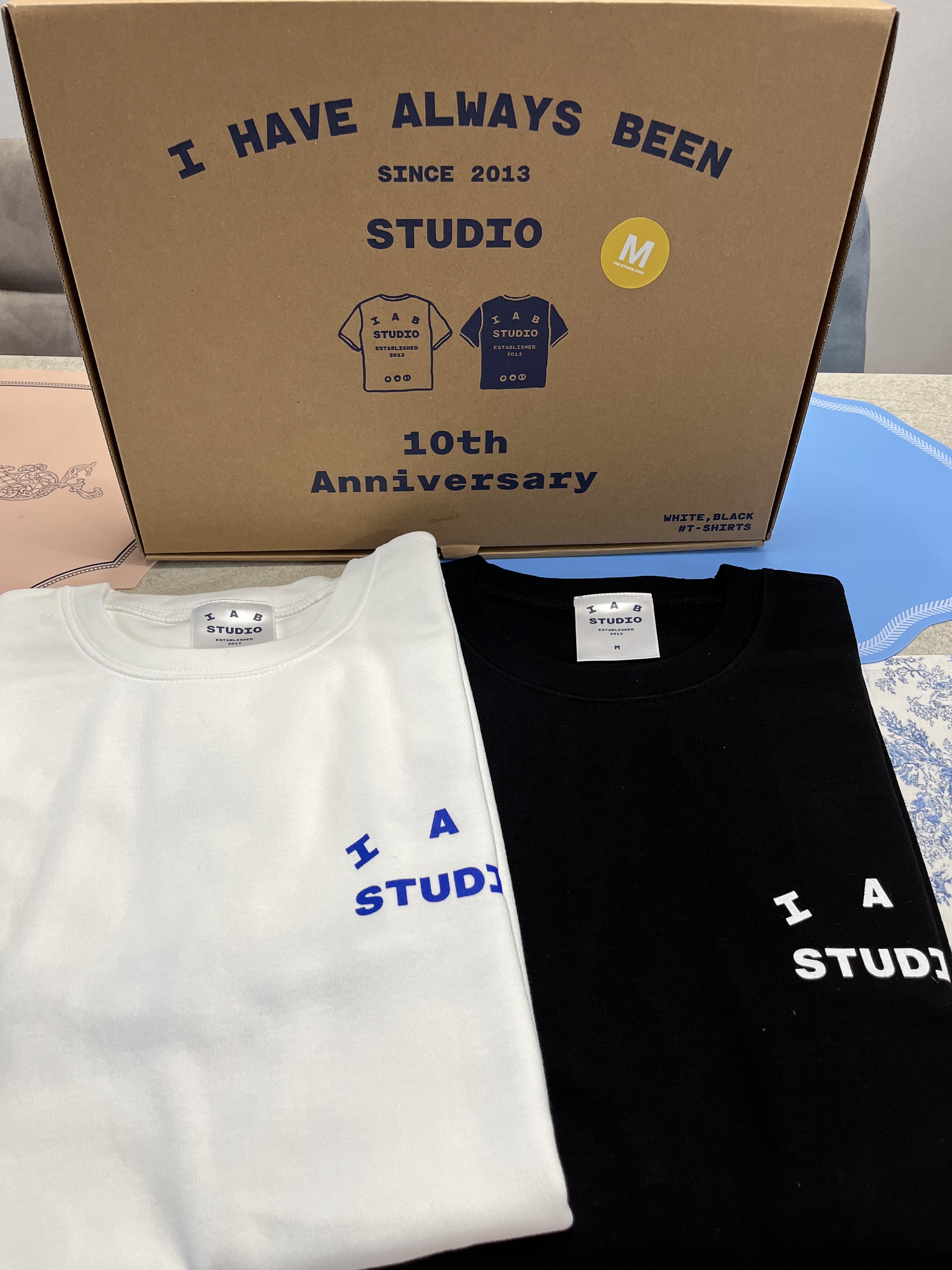 IAB Studio 10th Anniversary T-Shirts Pack White & Black (2 Pack) 착용 스타일 - 4
