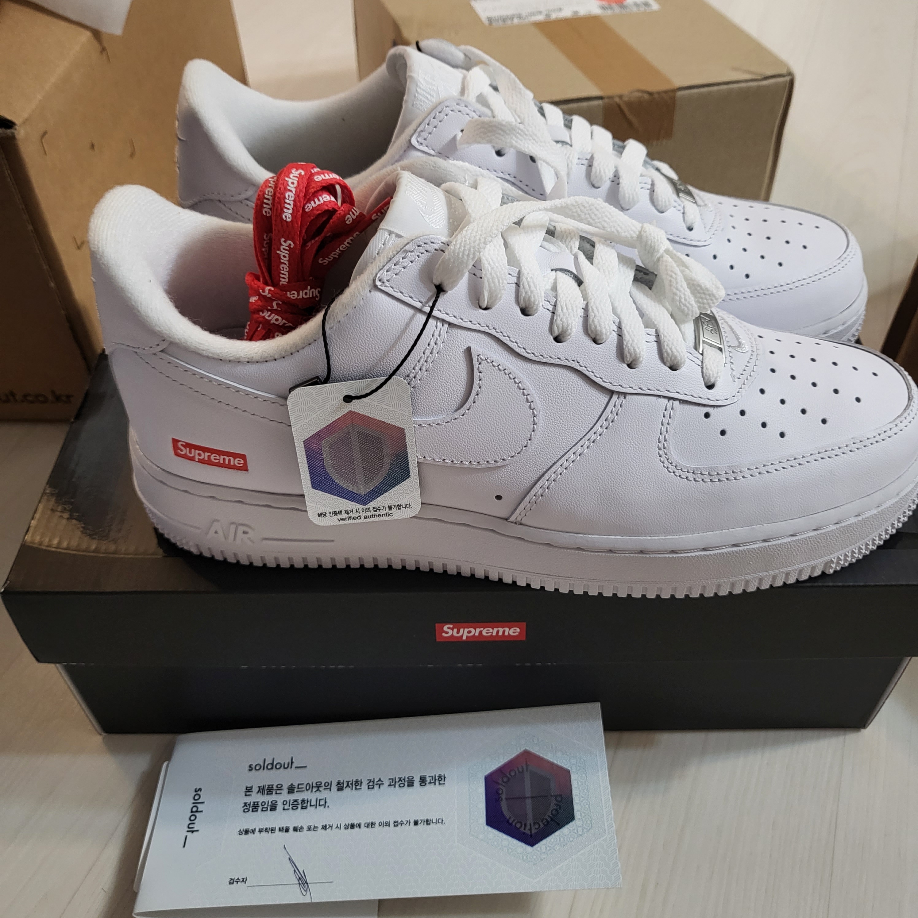 Nike x Supreme Air Force 1 Low White 착용 스타일