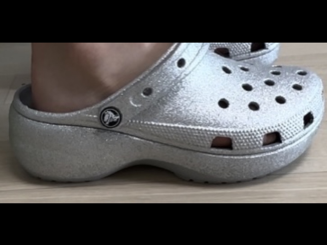 Crocs Classic Metallic Clog Silver 착용 스타일
