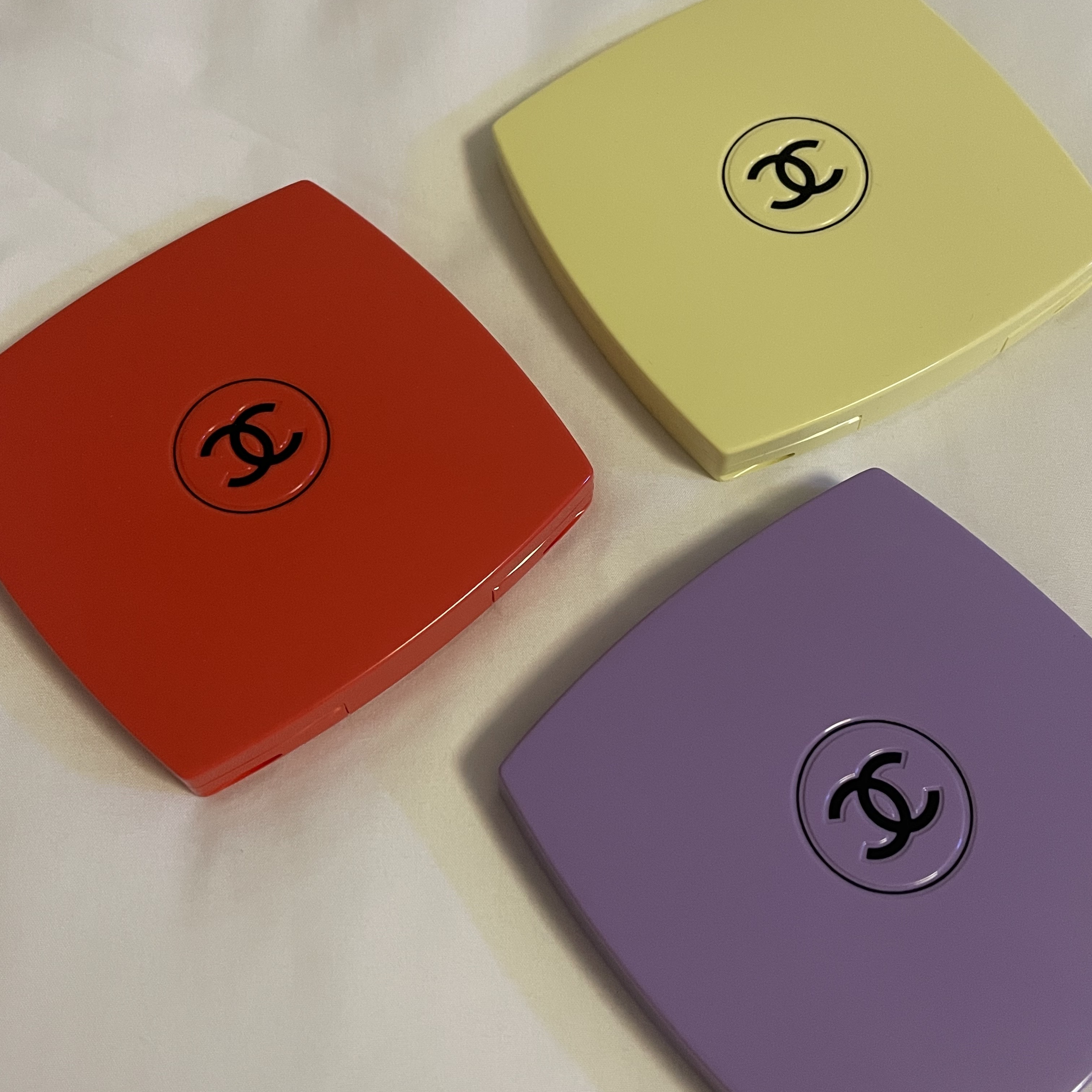 Chanel Codes Couleur Limited Edition Miroir Double Facettes 135 Immortelle, Chanel Codes Couleur Limited Edition Miroir Double Facettes 129 Ovni 착용 스타일