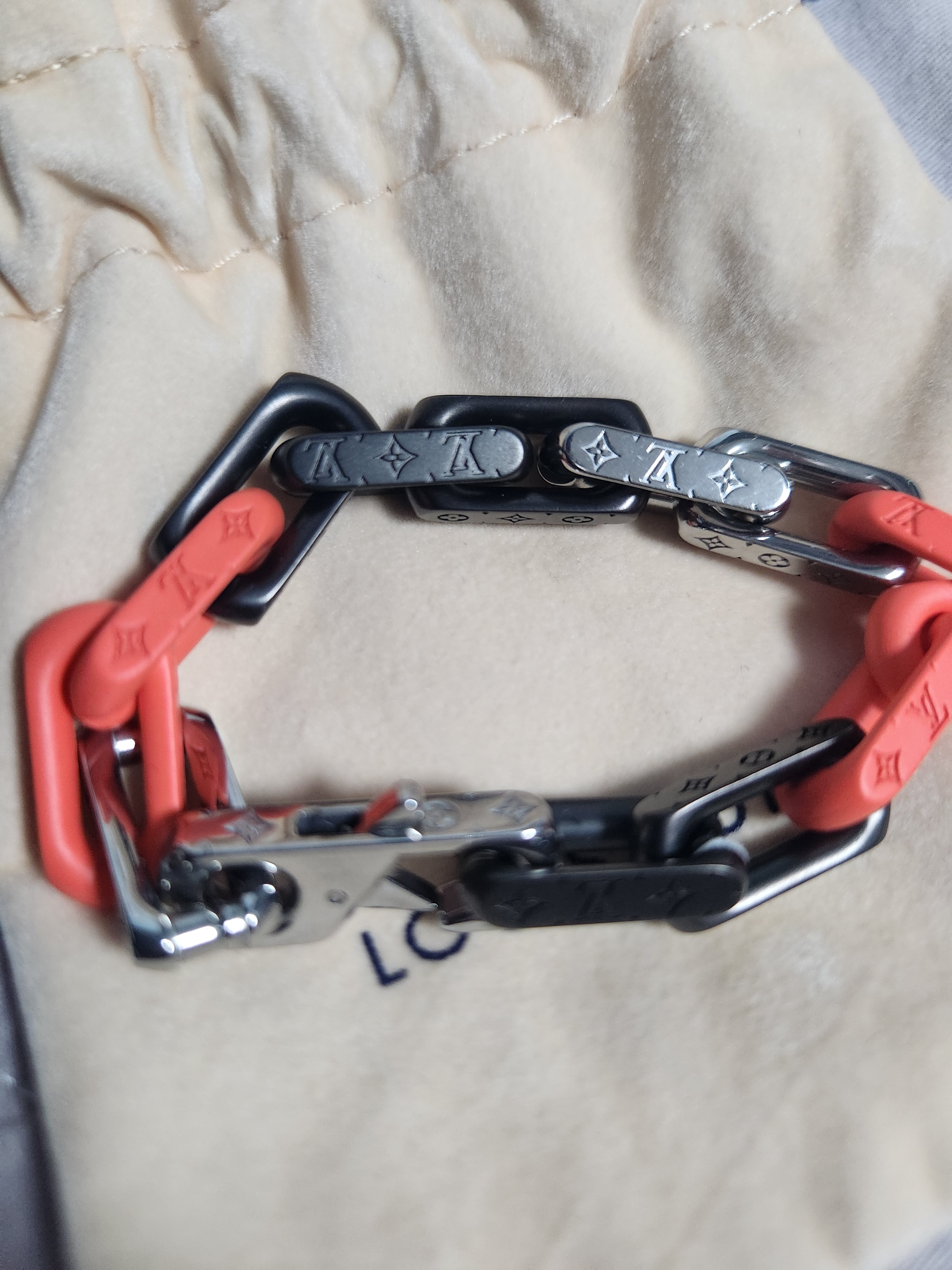 Louis Vuitton Monogram Chain Bracelet Silver Orange Black 착용 스타일 - 3
