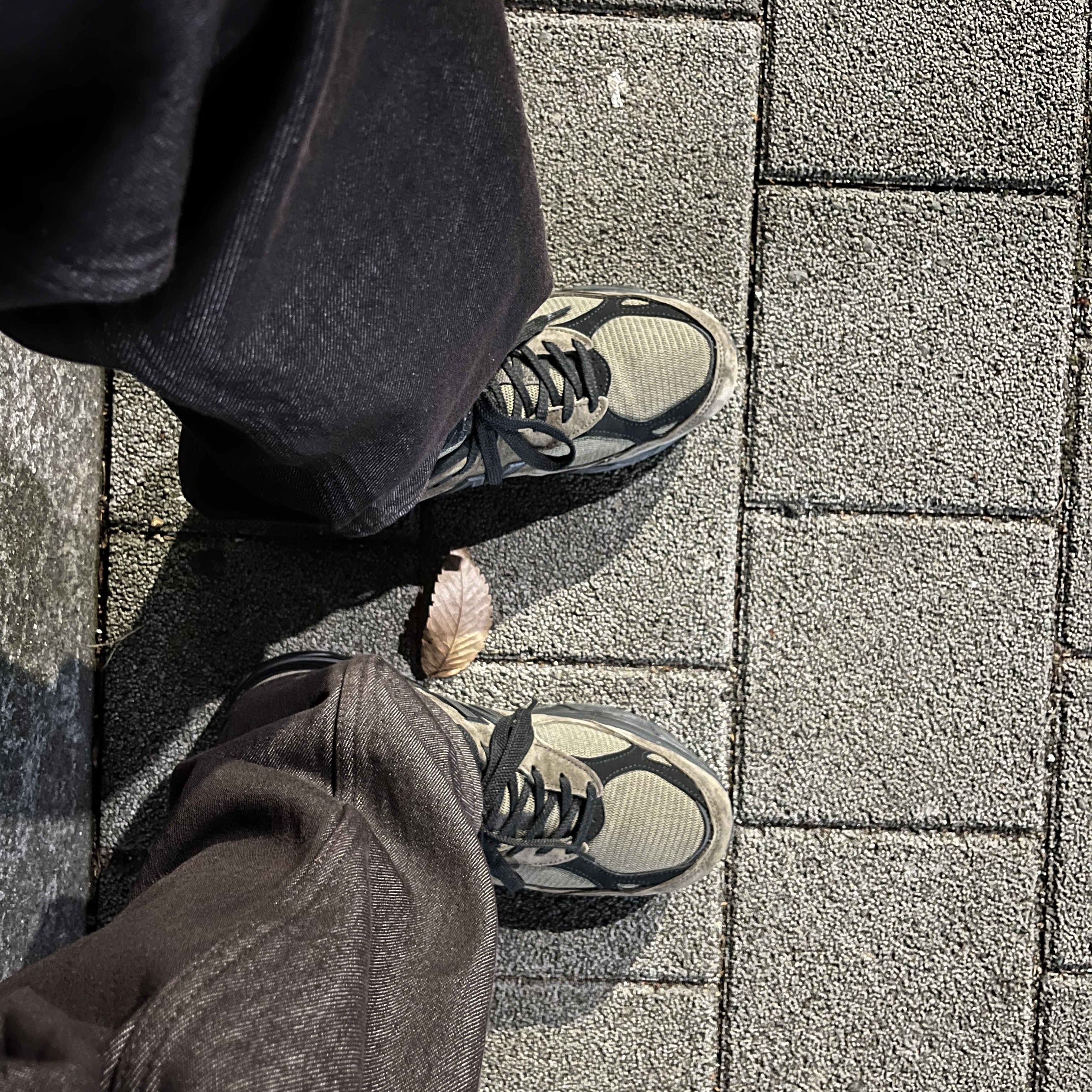 New Balance x JJJJound 990v3 Brown Black 착용 스타일 - 4