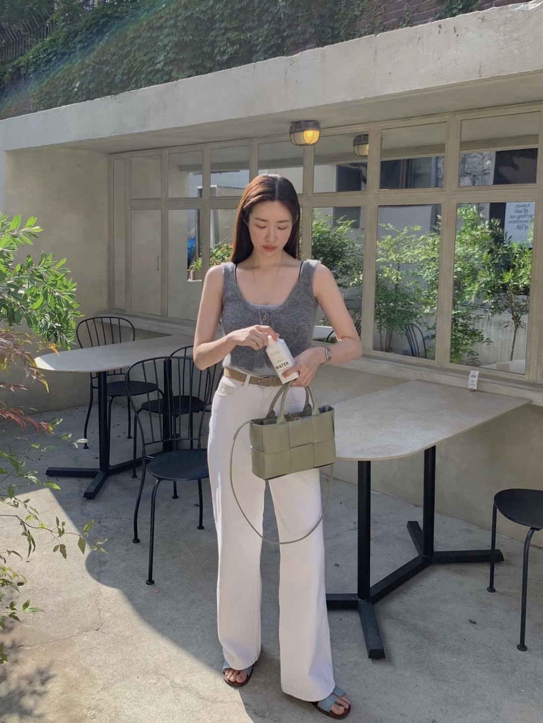 Bottega Veneta Mini Arco Tote Bag Travertine 착용 스타일 - 3