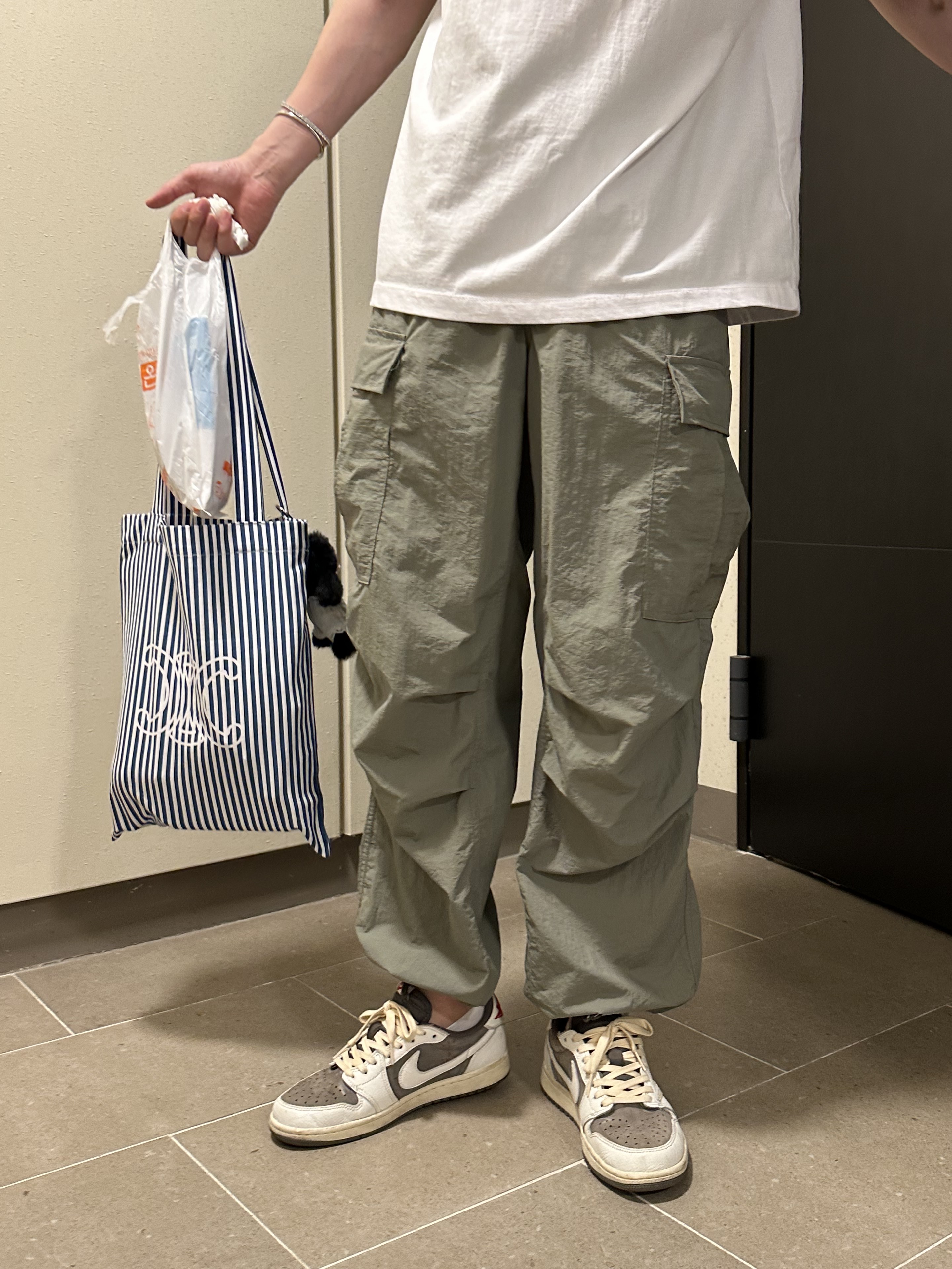Jordan 1 x Travis Scott Retro Low OG SP Sail and Ridgerock 착용 스타일 - 4