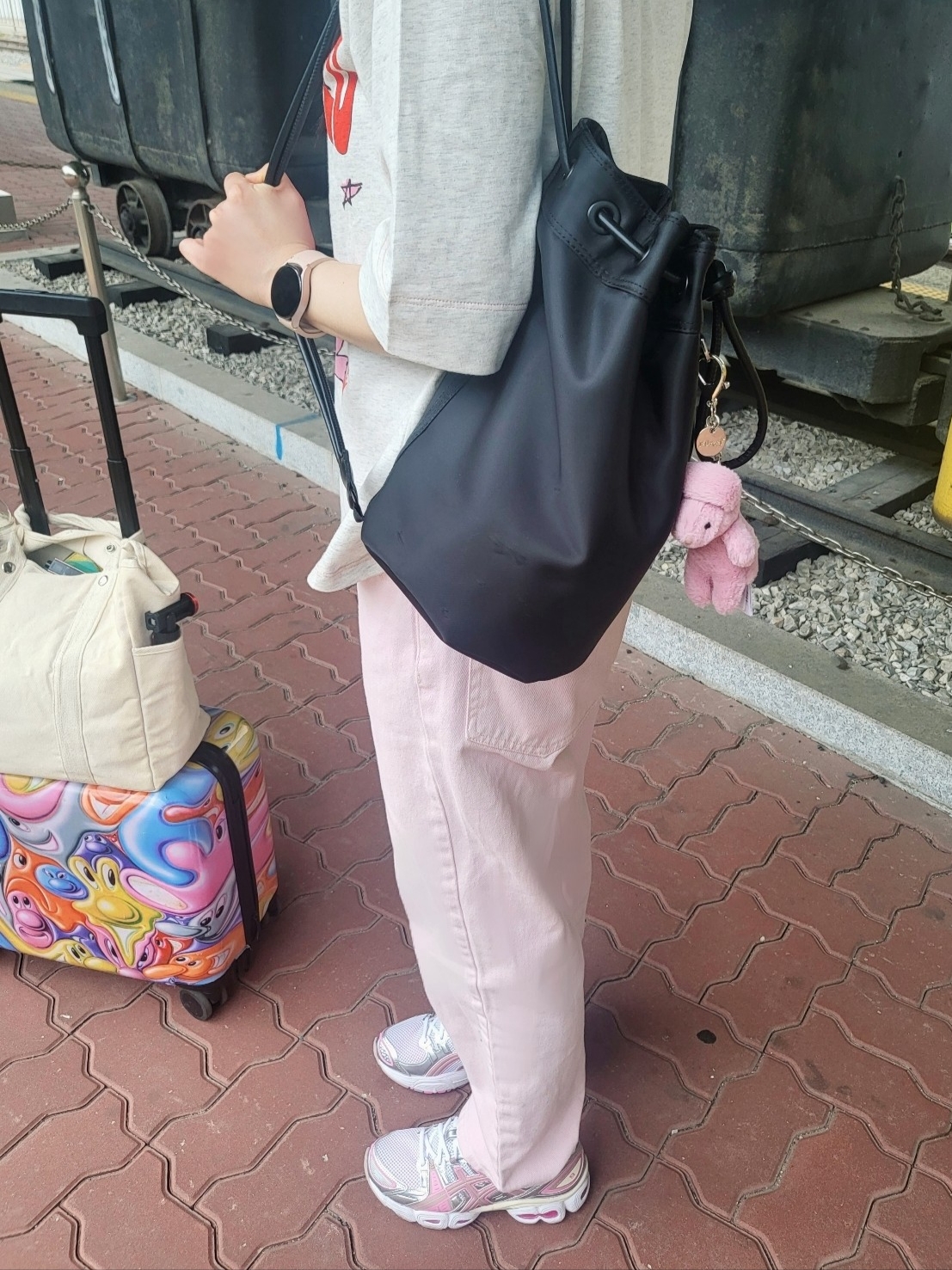 (W) Asics Gel-Nimbus 9 White Pure Silver, Jellycat Bashful Bunny Bag Charm Blush 착용 스타일 - 2