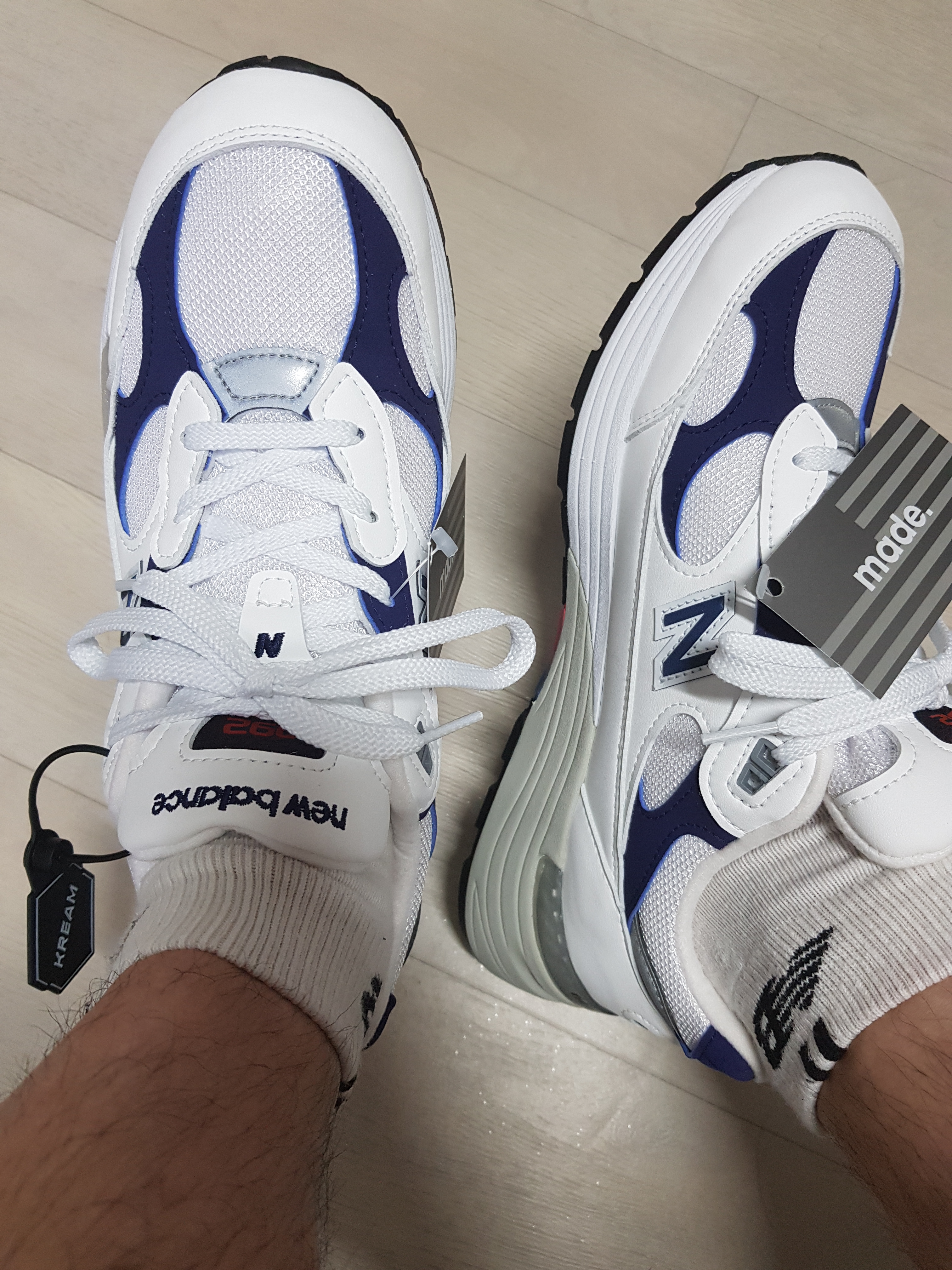 New Balance 992 Made in USA White Navy 착용 스타일