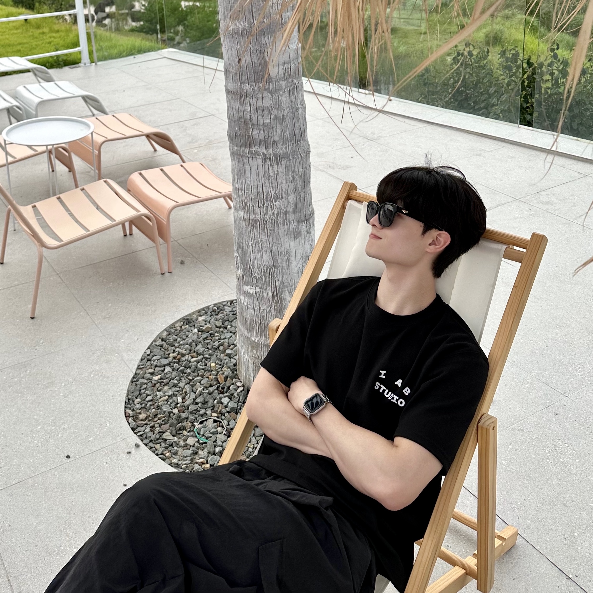 IAB Studio 10th Anniversary T-Shirt Black, IAB Studio Black Glow T-Shirt 착용 스타일 - 1