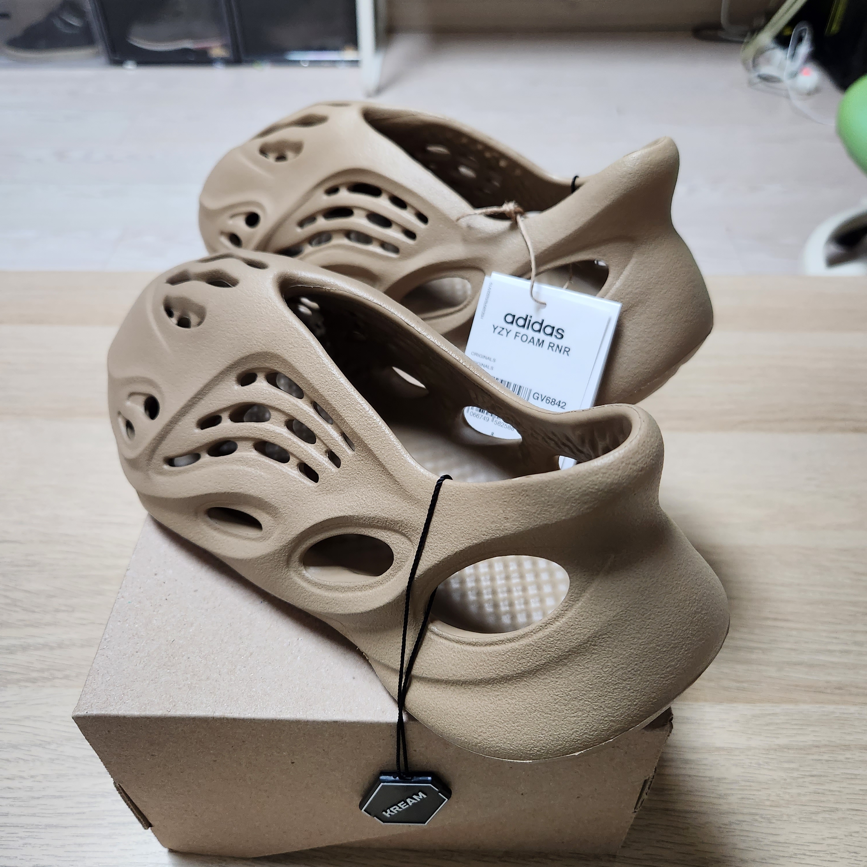 Adidas Yeezy Foam RNNR Clay Taupe 착용 스타일 - 2