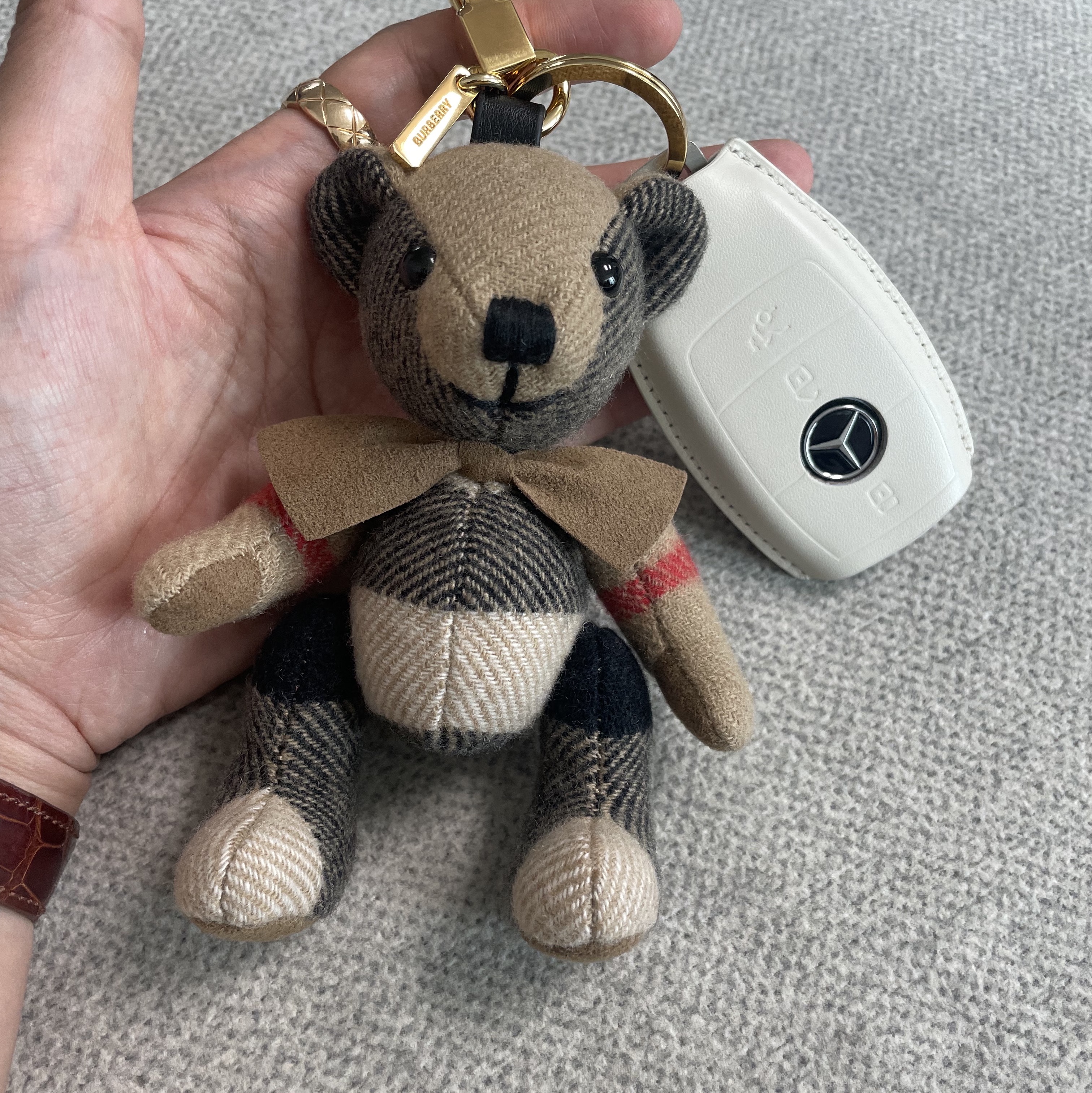 Burberry Bow Tie Thomas Bear Charm Archive Beige 착용 스타일