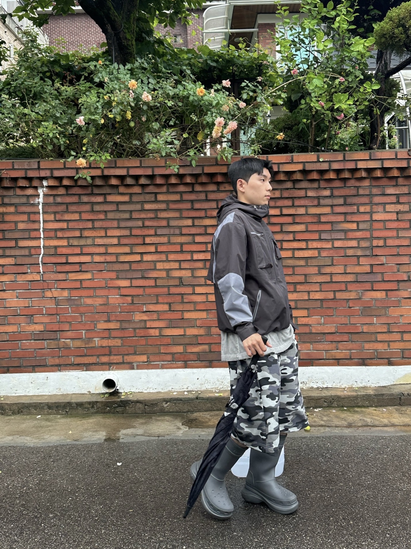 Balenciaga x Crocs Rubber Boot Grey 착용 스타일 - 2