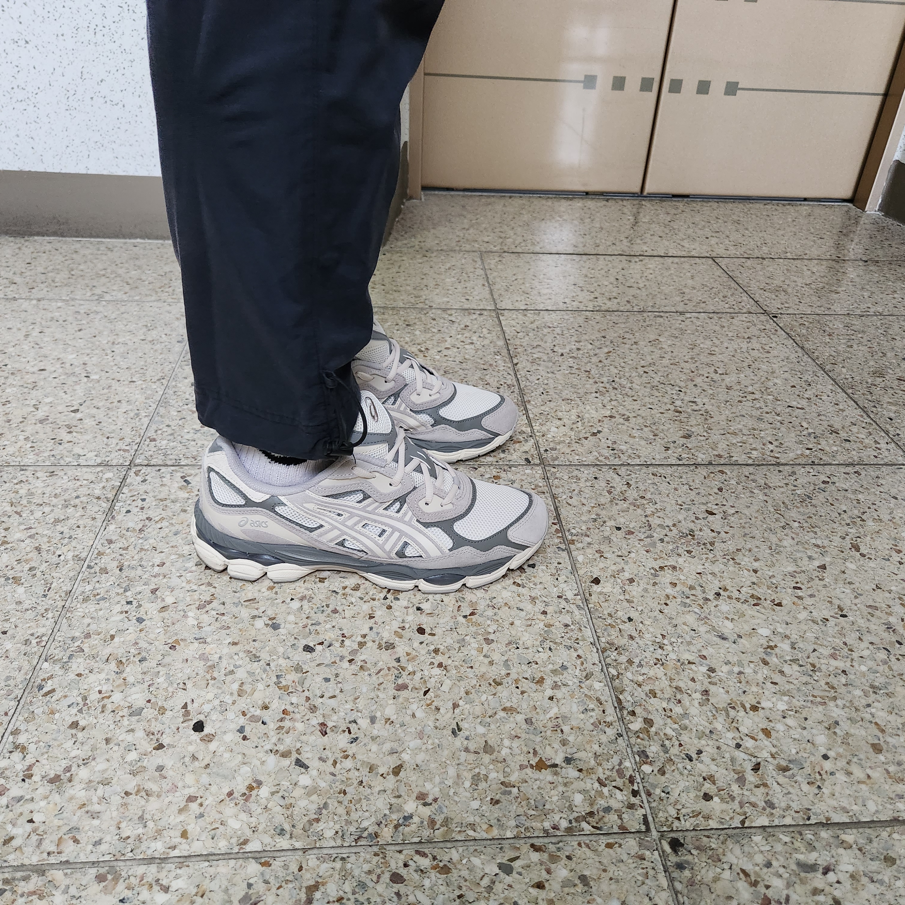 Asics Gel-NYC Cream Oyster Grey 착용 스타일 - 1