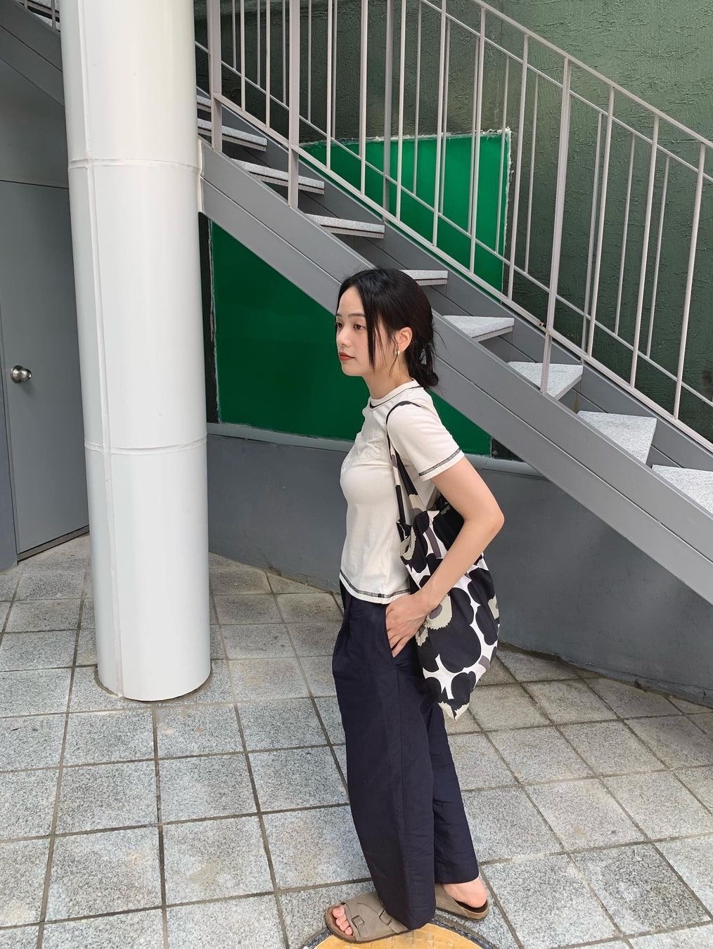 Safarispot Women 1/2 Flower Greige Tee Ivory 착용 스타일 - 2