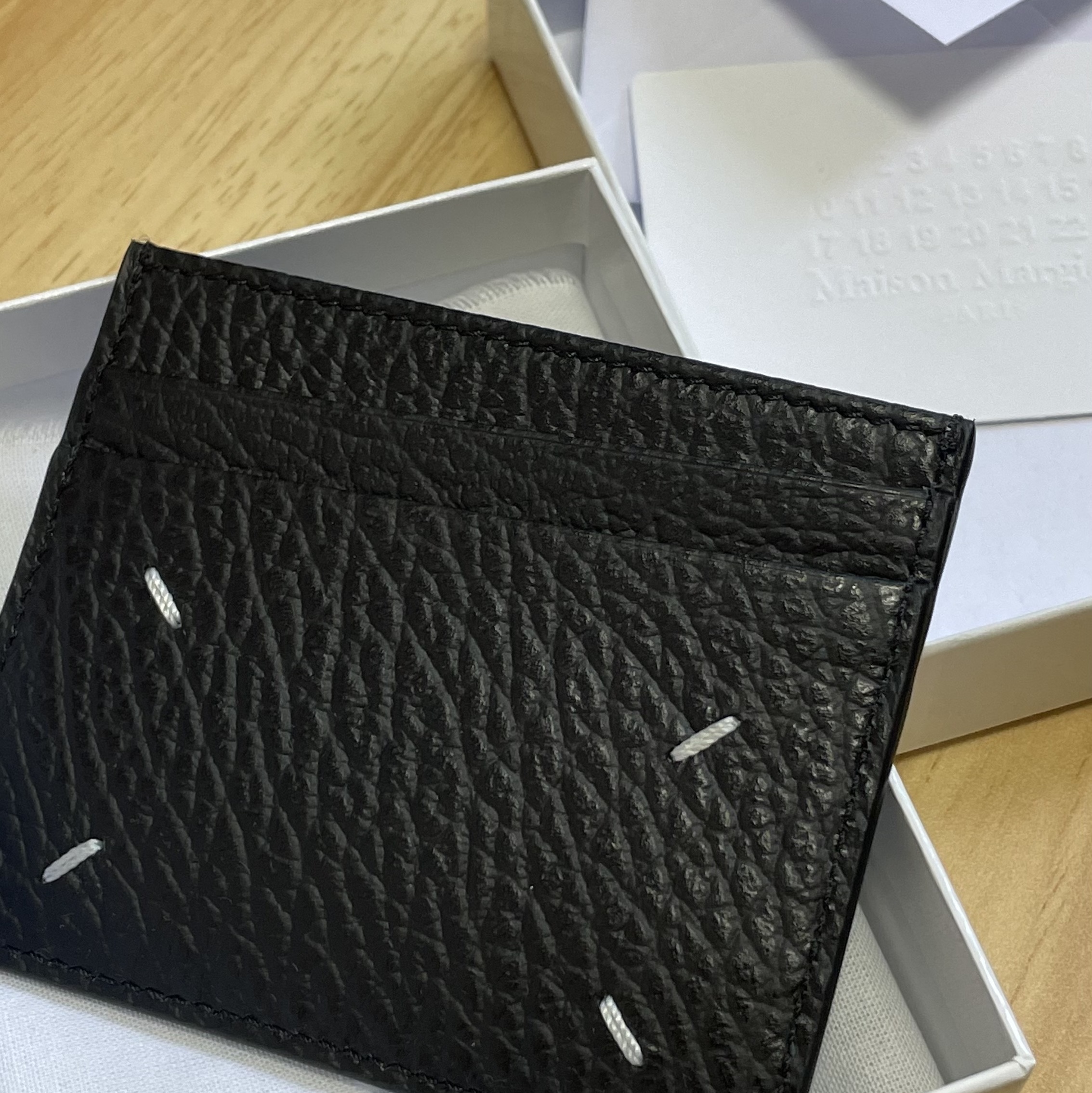Maison Margiela Stitch Card Holder Black 착용 스타일 - 2