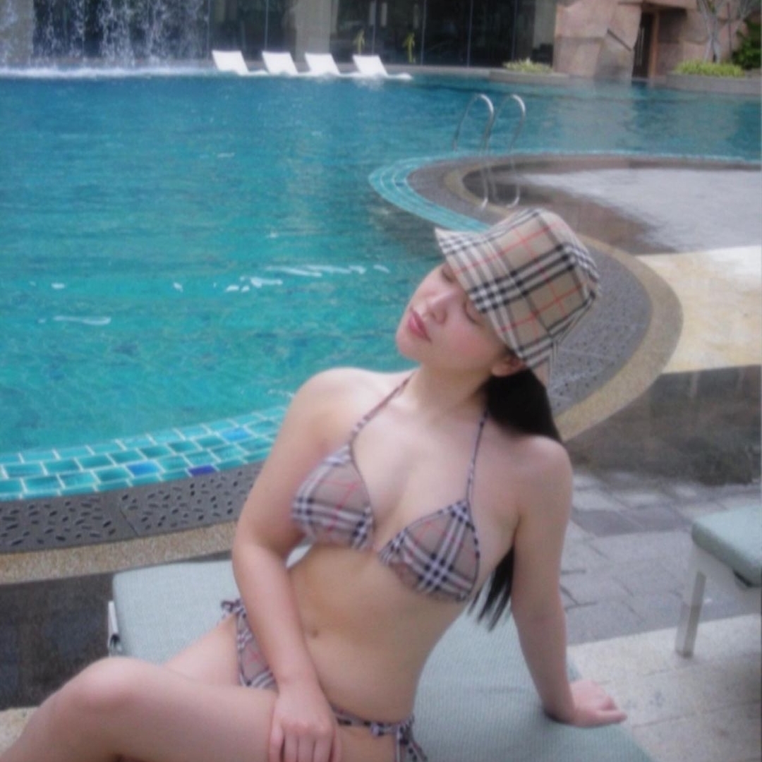 (W) Burberry Vintage Check Stretch Nylon Triangle Bikini Archive Beige, Burberry Vintage Check Technical Cotton Bucket Hat 착용 스타일 - 1