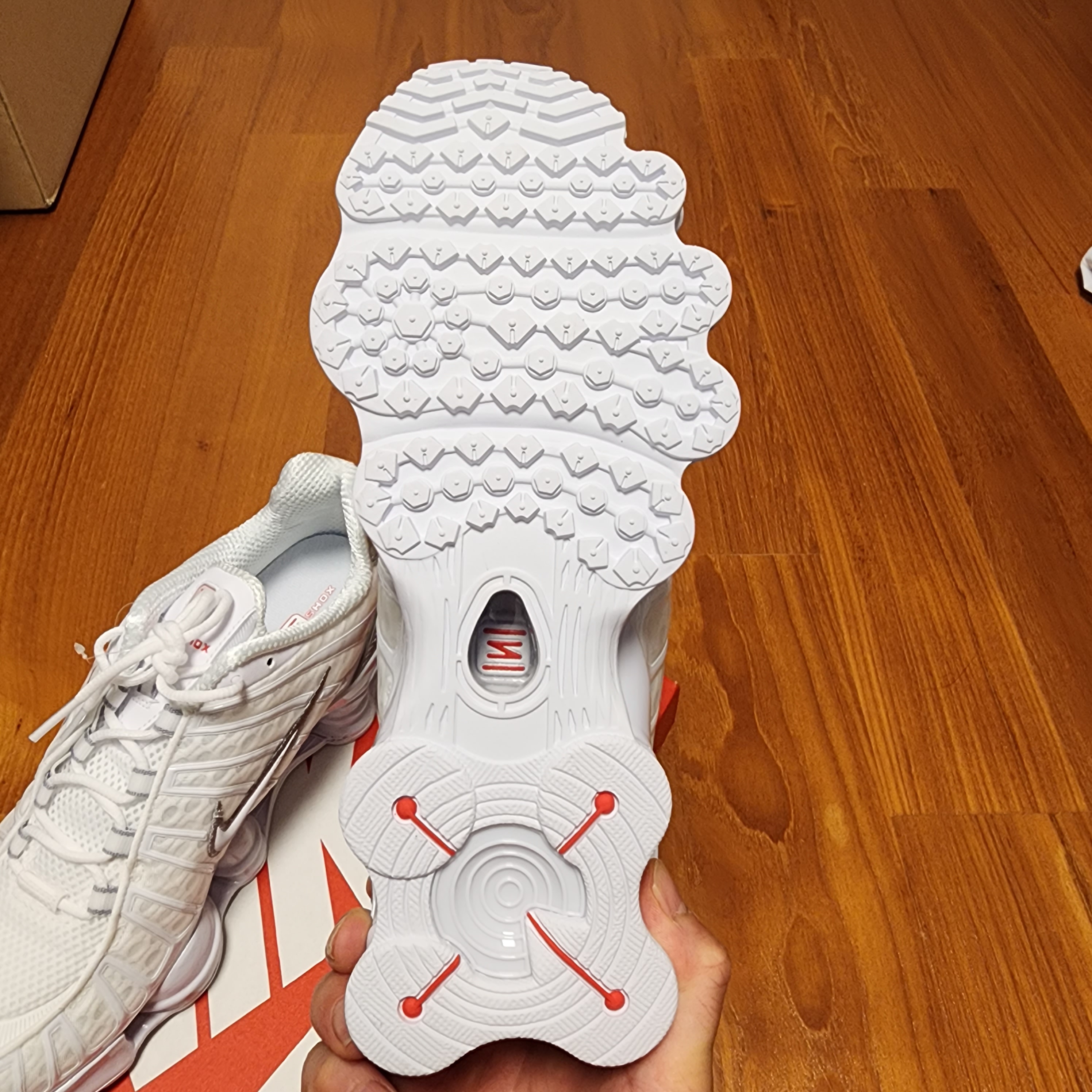 (W) Nike Shox TL White and Max Orange 착용 스타일 - 5