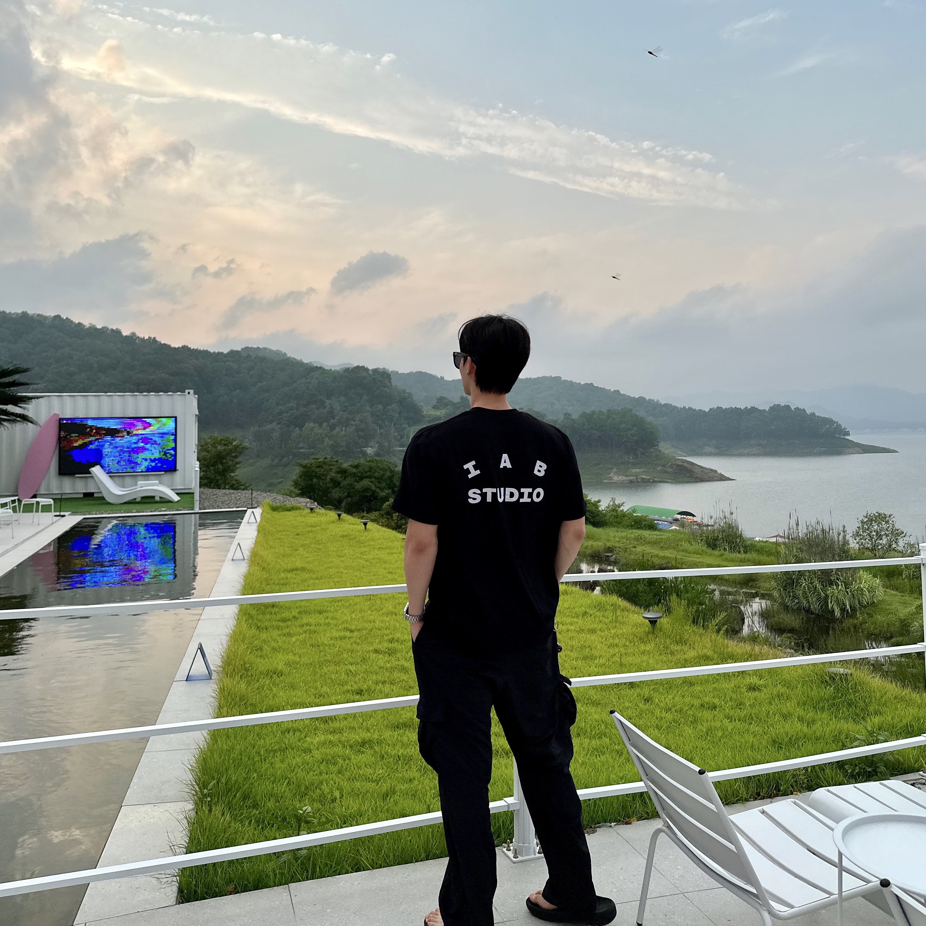 IAB Studio 10th Anniversary T-Shirt Black, IAB Studio Black Glow T-Shirt 착용 스타일 - 3