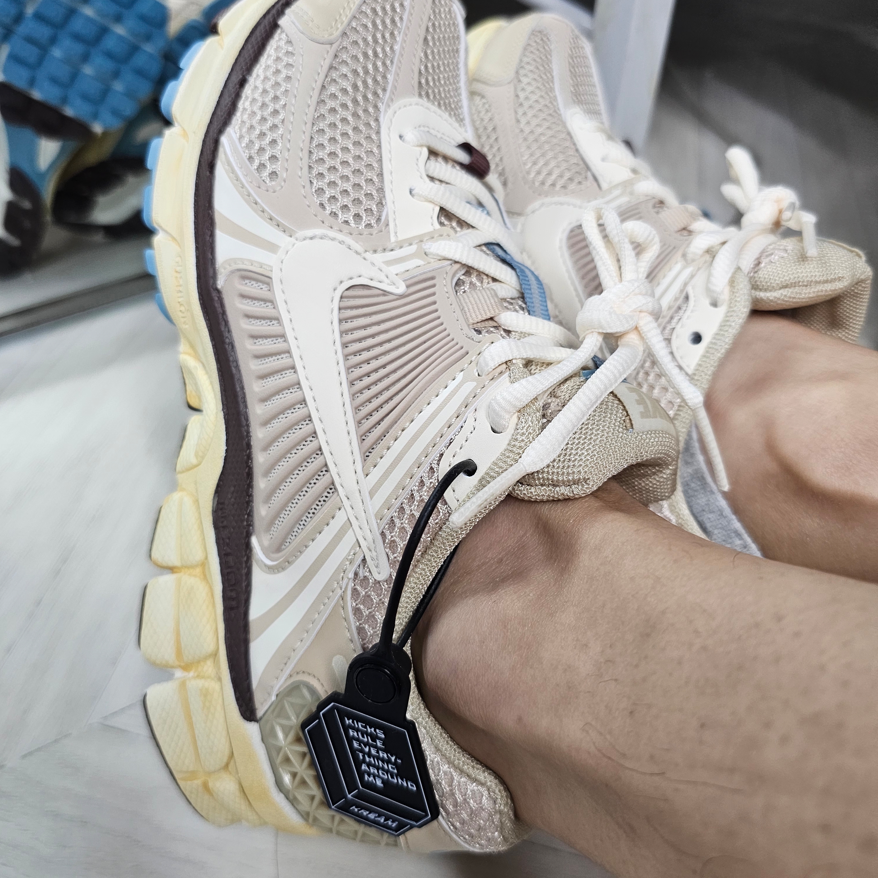 (W) Nike Zoom Vomero 5 Oatmeal 착용 스타일 - 1