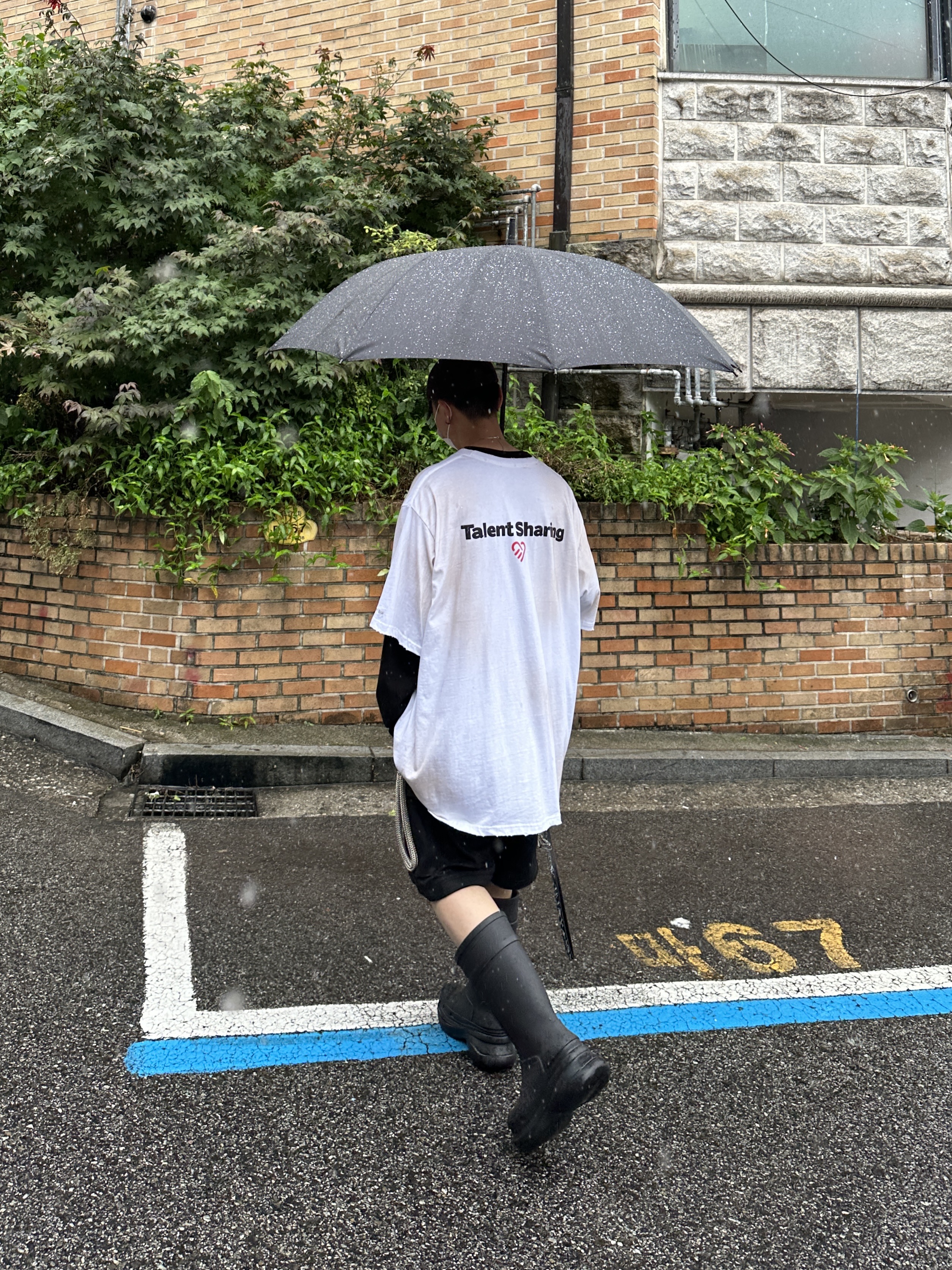 Project G/R Orgasm Donor T-Shirt Dirty White, Project G/R Oversized Convertible Cargo Pants Coated Black 착용 스타일 - 2