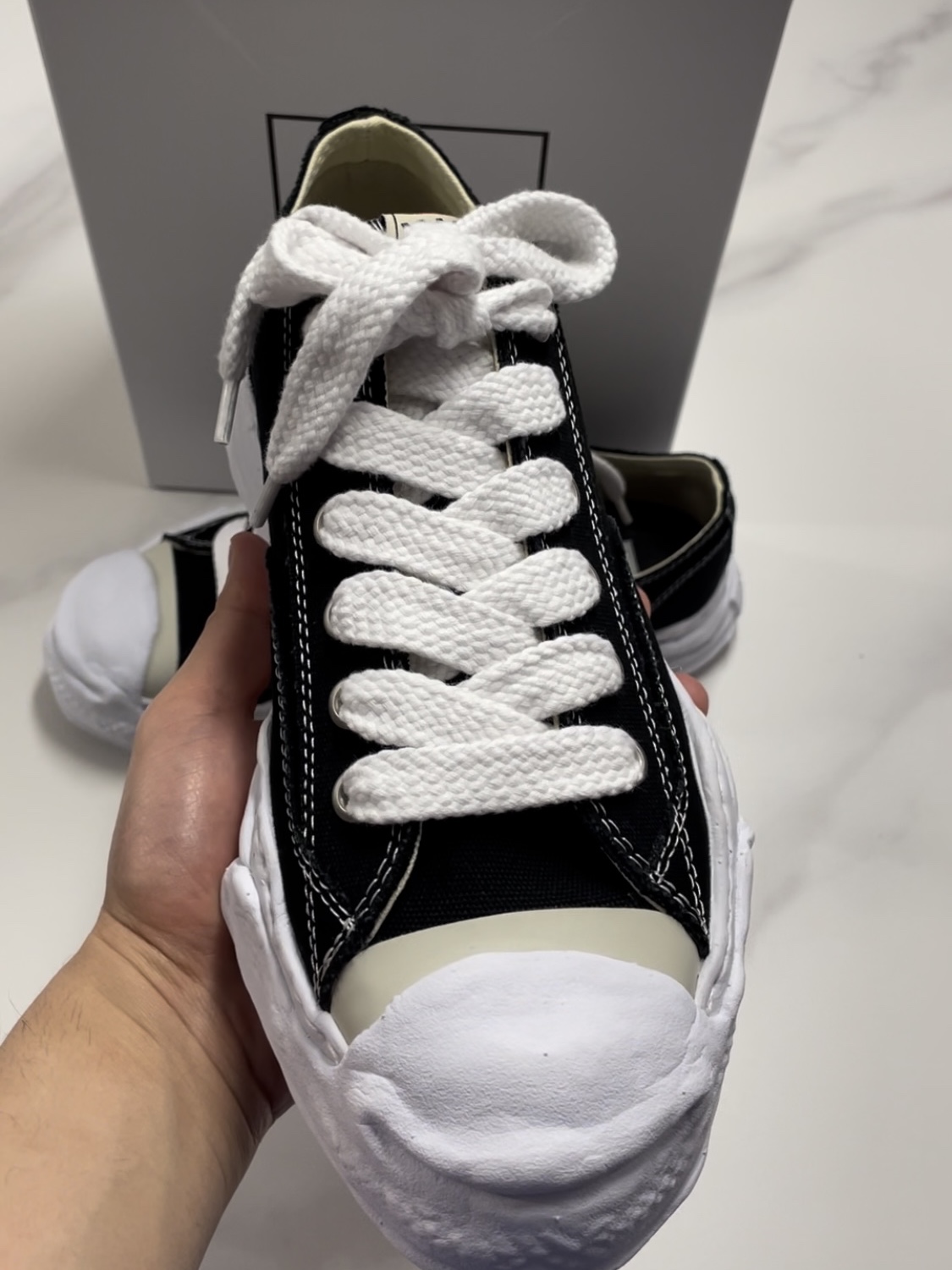 Maison Mihara Yasuhiro Hank OG Sole Canvas Low-top Sneakers Black 착용 스타일 - 5