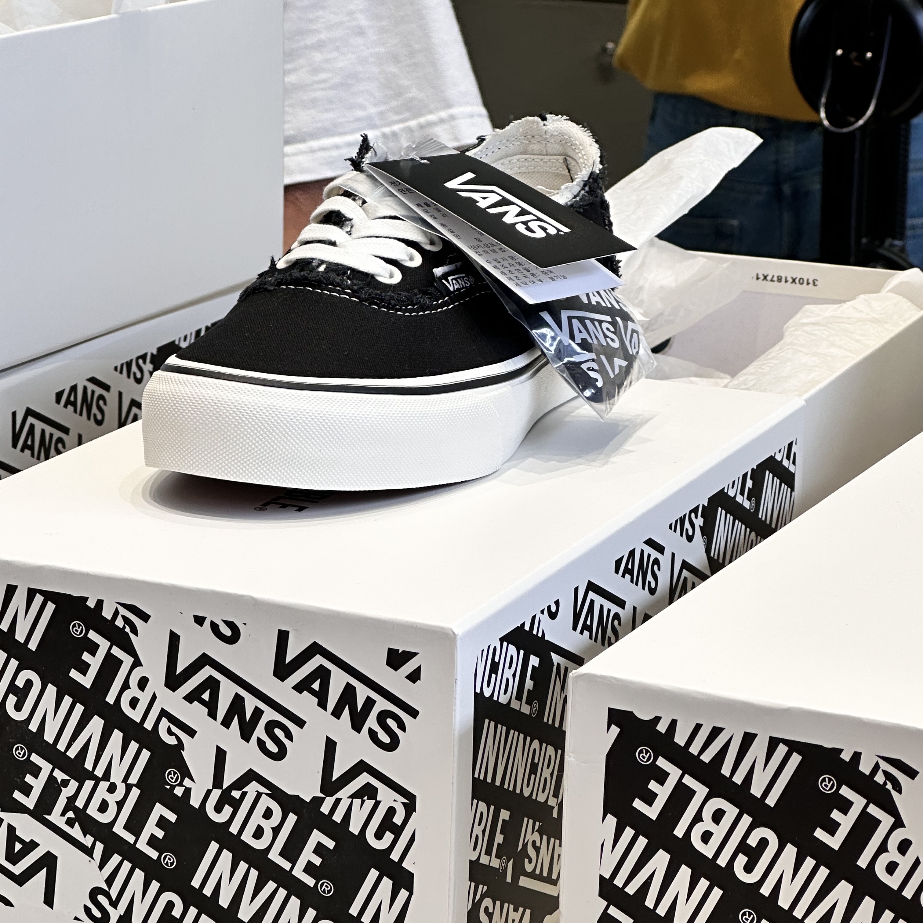 Vans Vault x Invincible OG Authentic Frayed LX Gnarly Pack Black 착용 스타일