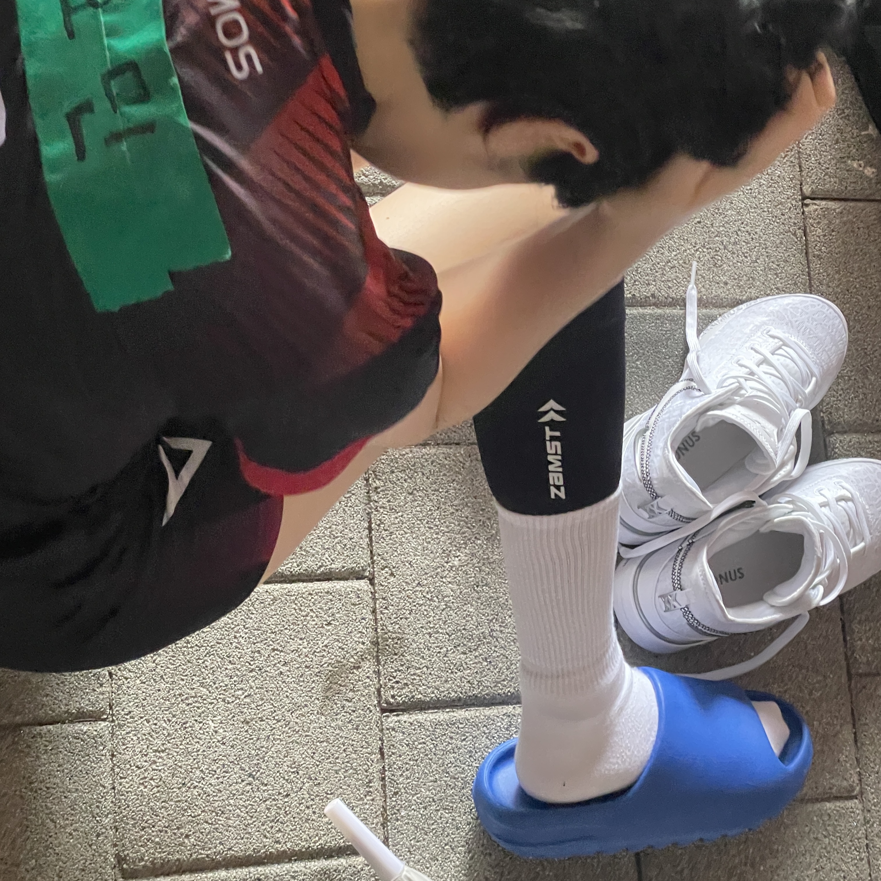 Adidas Yeezy Slide Azure 착용 스타일