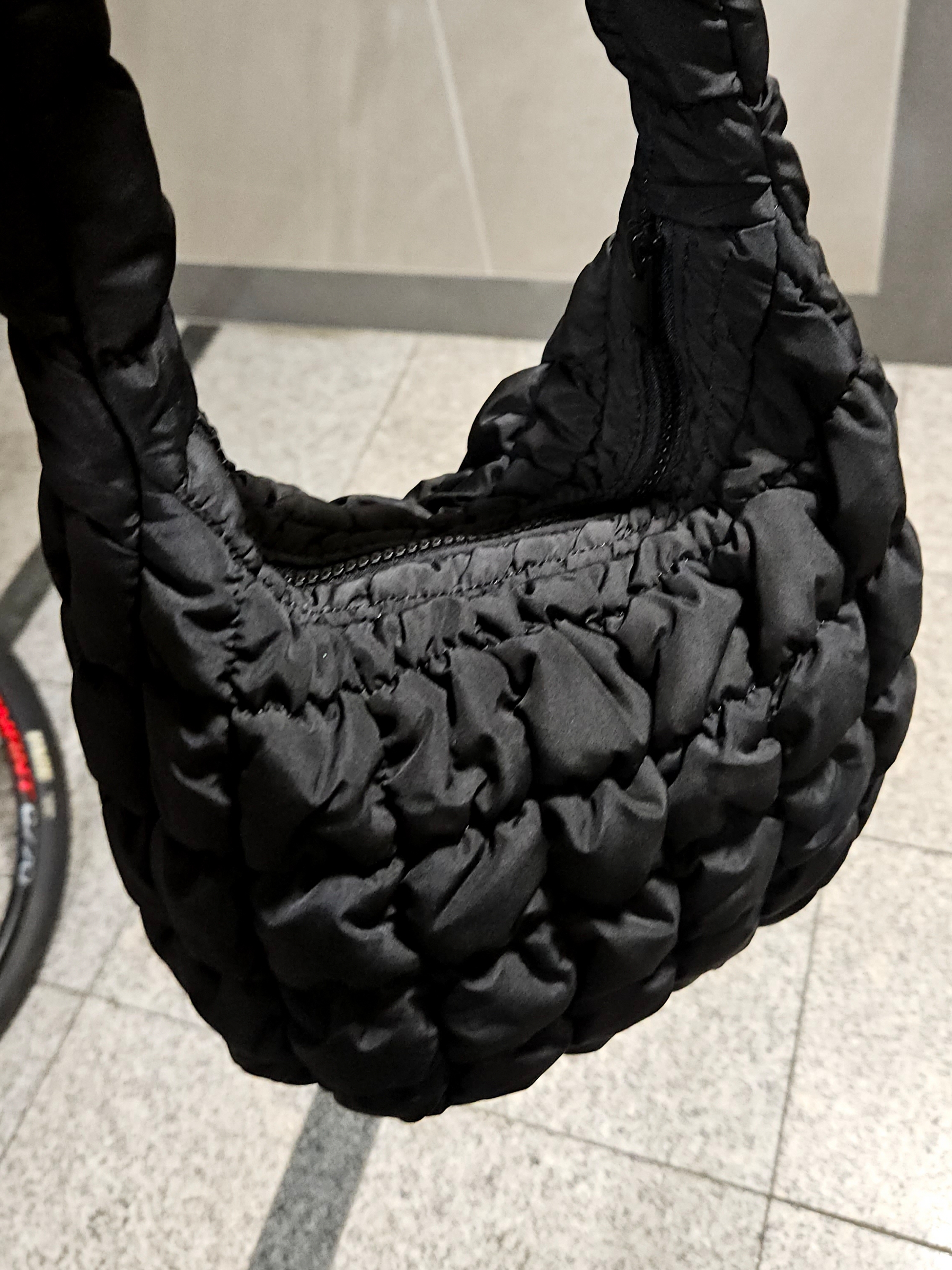 COS Quilted Mini Bag Black 착용 스타일