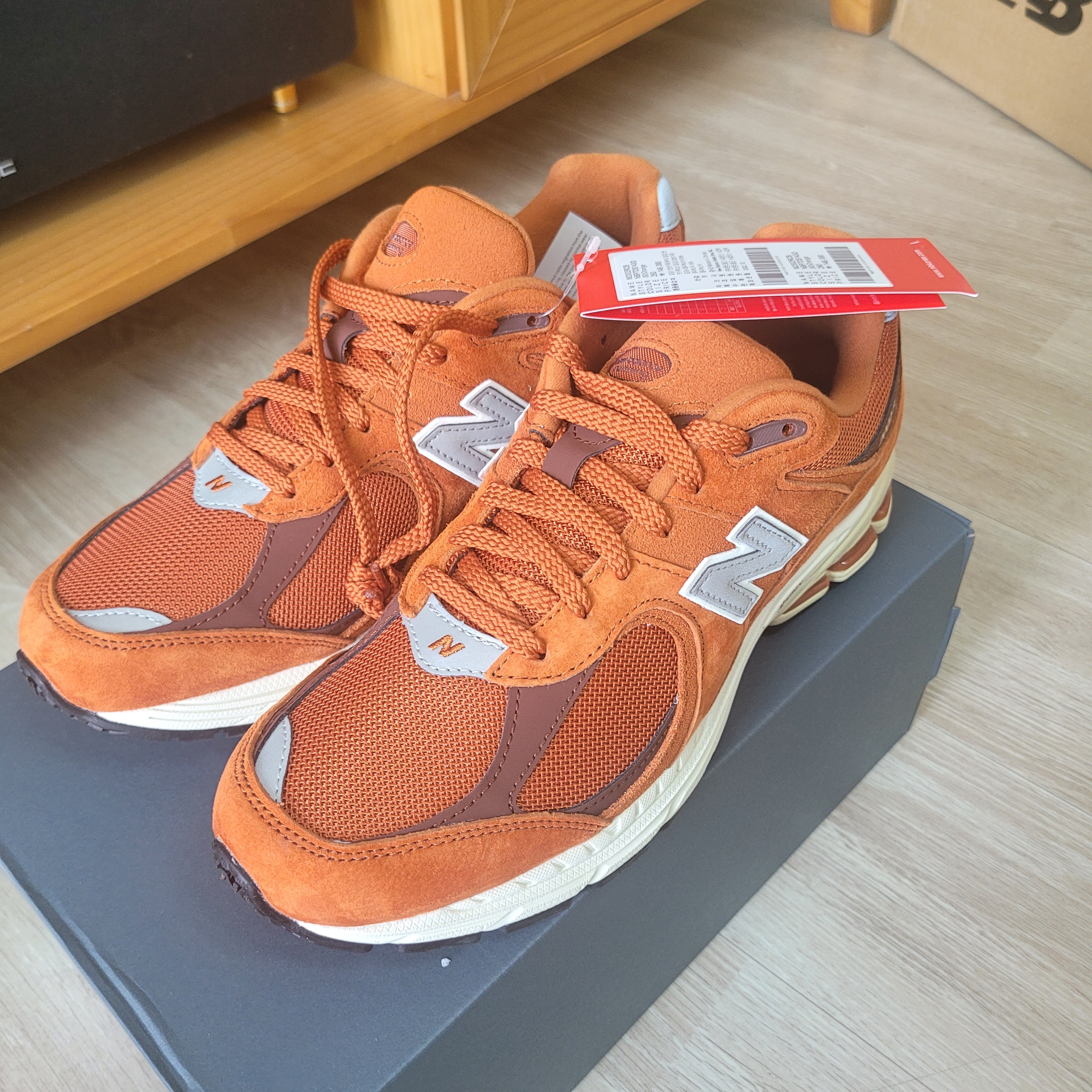New Balance 2002R Rust Oxide 착용 스타일 - 2