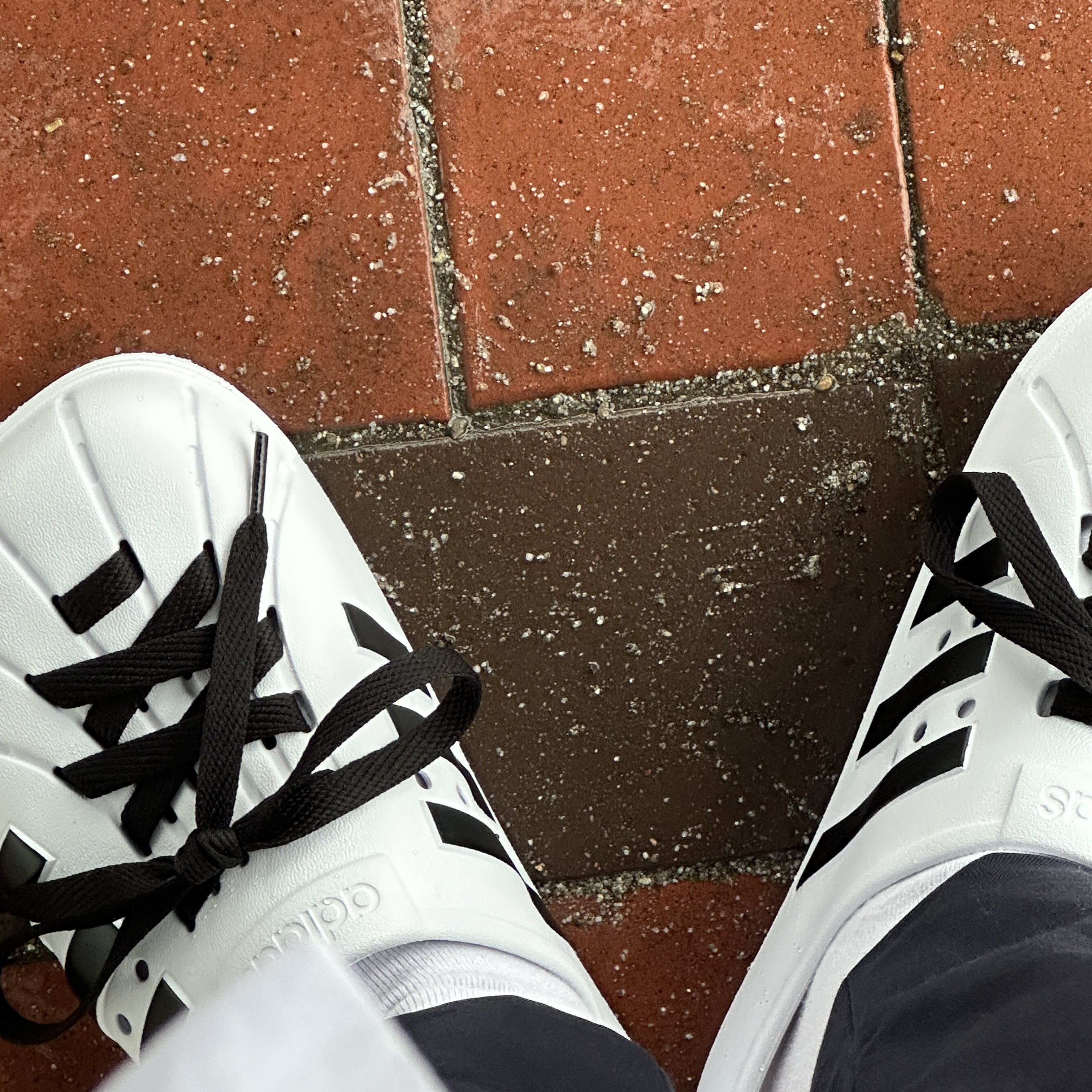 Adidas Adilette Clog White Black 착용 스타일