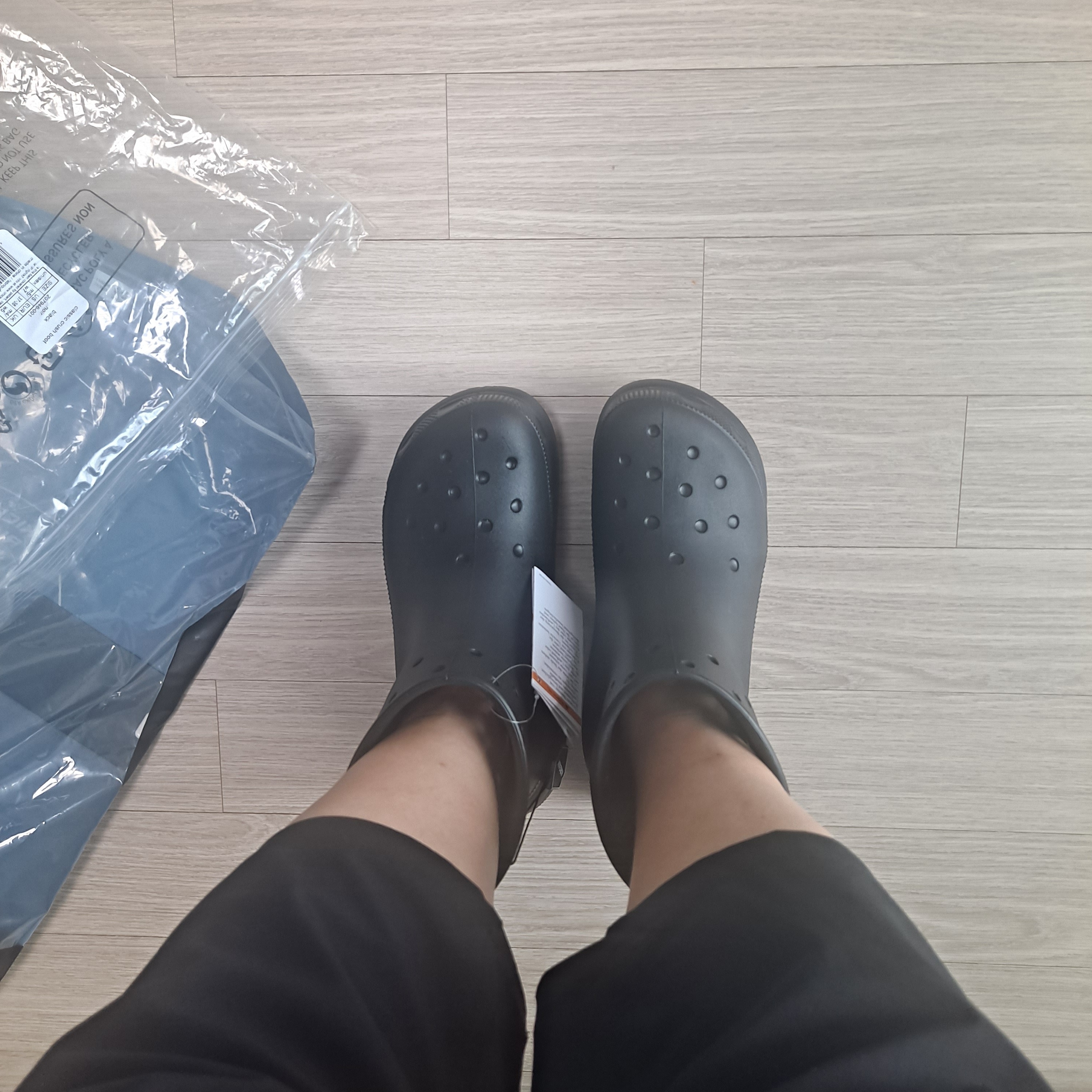 Crocs Classic Crush Boot Black 착용 스타일