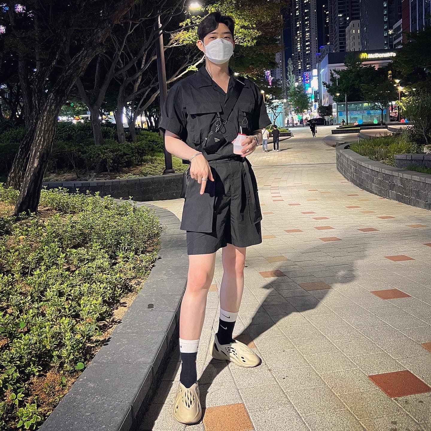 Adidas Yeezy Foam RNNR Sand, Nike Everyday Plus Cushioned Training Crew Socks Black White (Korean Ver.) 착용 스타일
