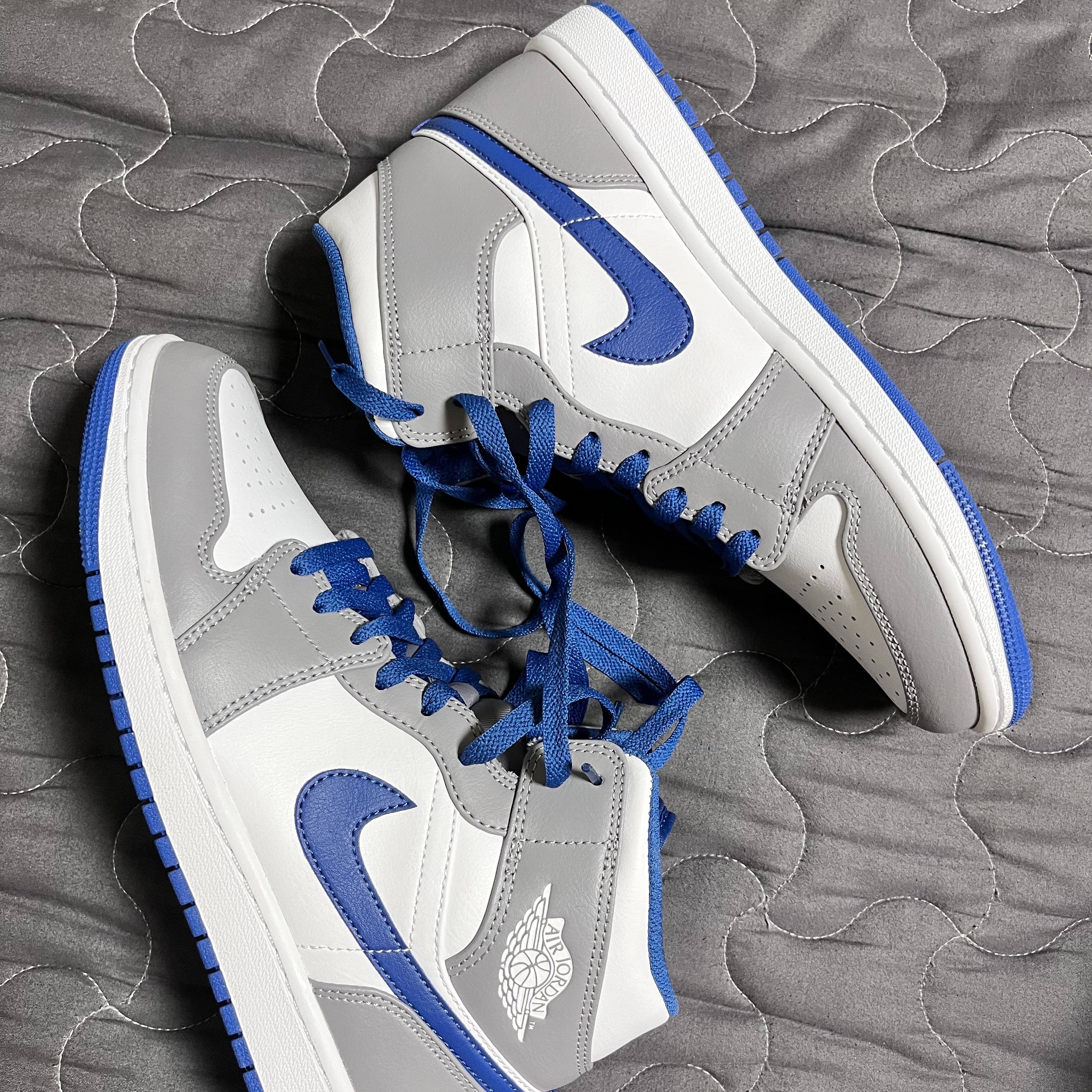 Jordan 1 Mid Cement Grey True Blue 착용 스타일 - 2