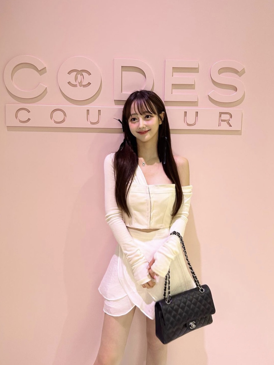 Chanel Medium Classic Handbag Grained Calfskin & Silver Black 착용 스타일 - 3