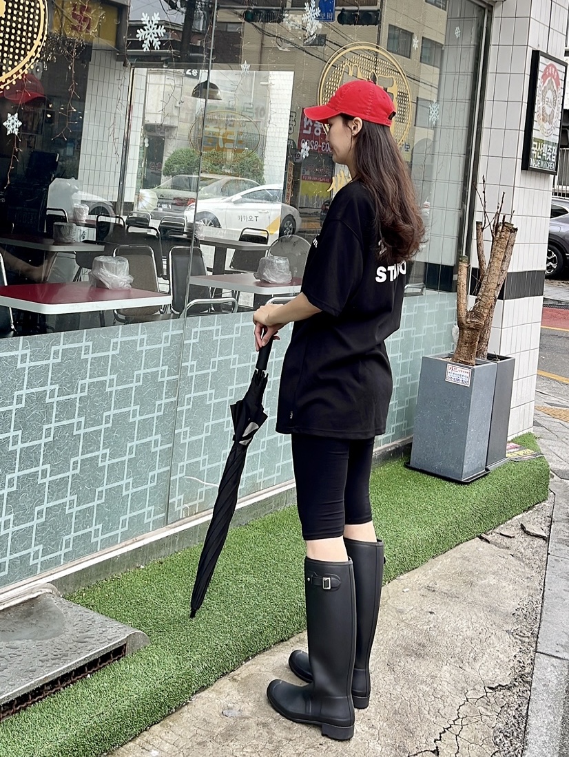 (W) Hunter Original Tour Foldable Tall Wellington Boots Black, IAB Studio 10th Anniversary T-Shirts Pack White & Black (2 Pack) 착용 스타일 - 3