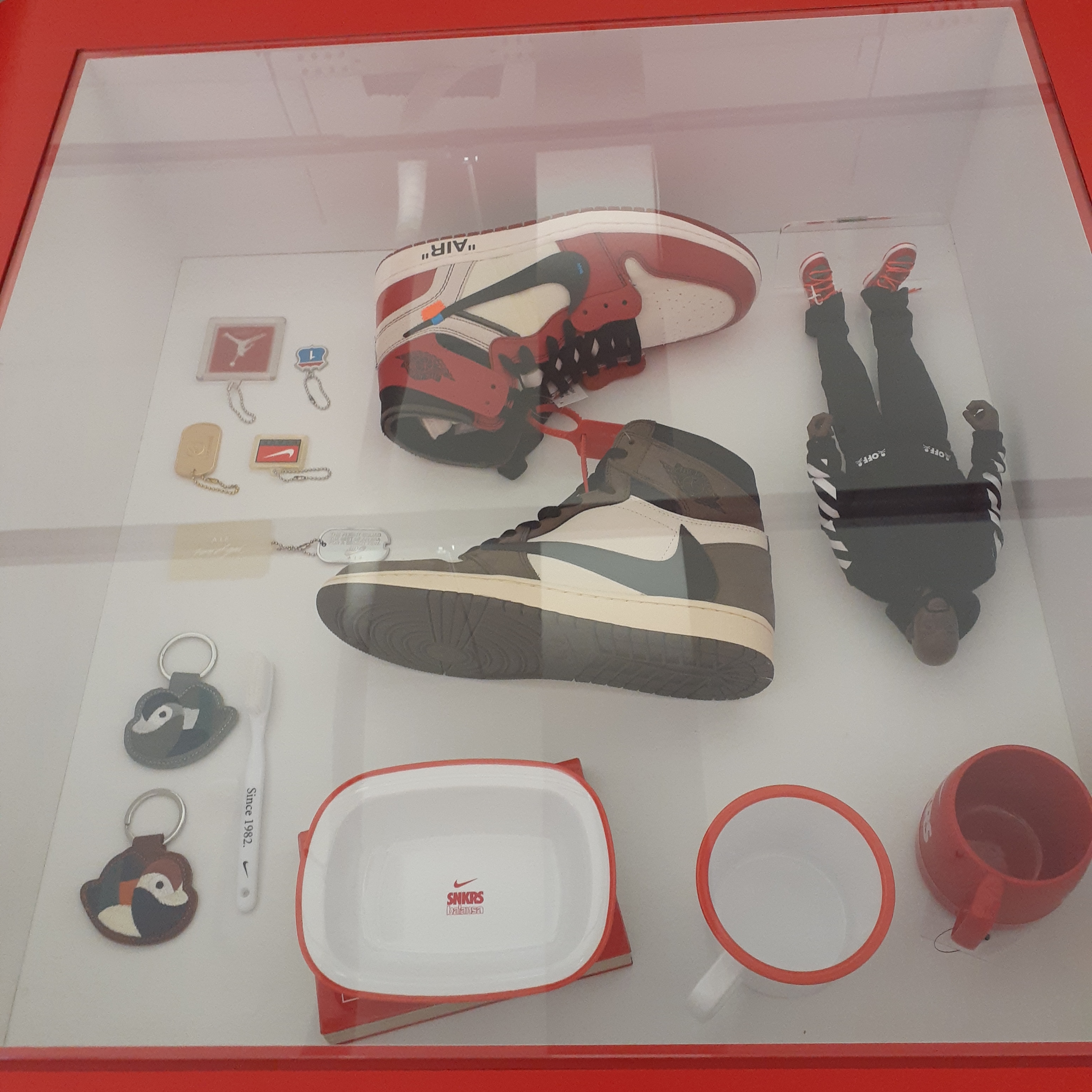 Jordan 1 x Off-White Retro High Chicago The Ten, Jordan 1 x Travis Scott Retro High OG SP Mocha 착용 스타일