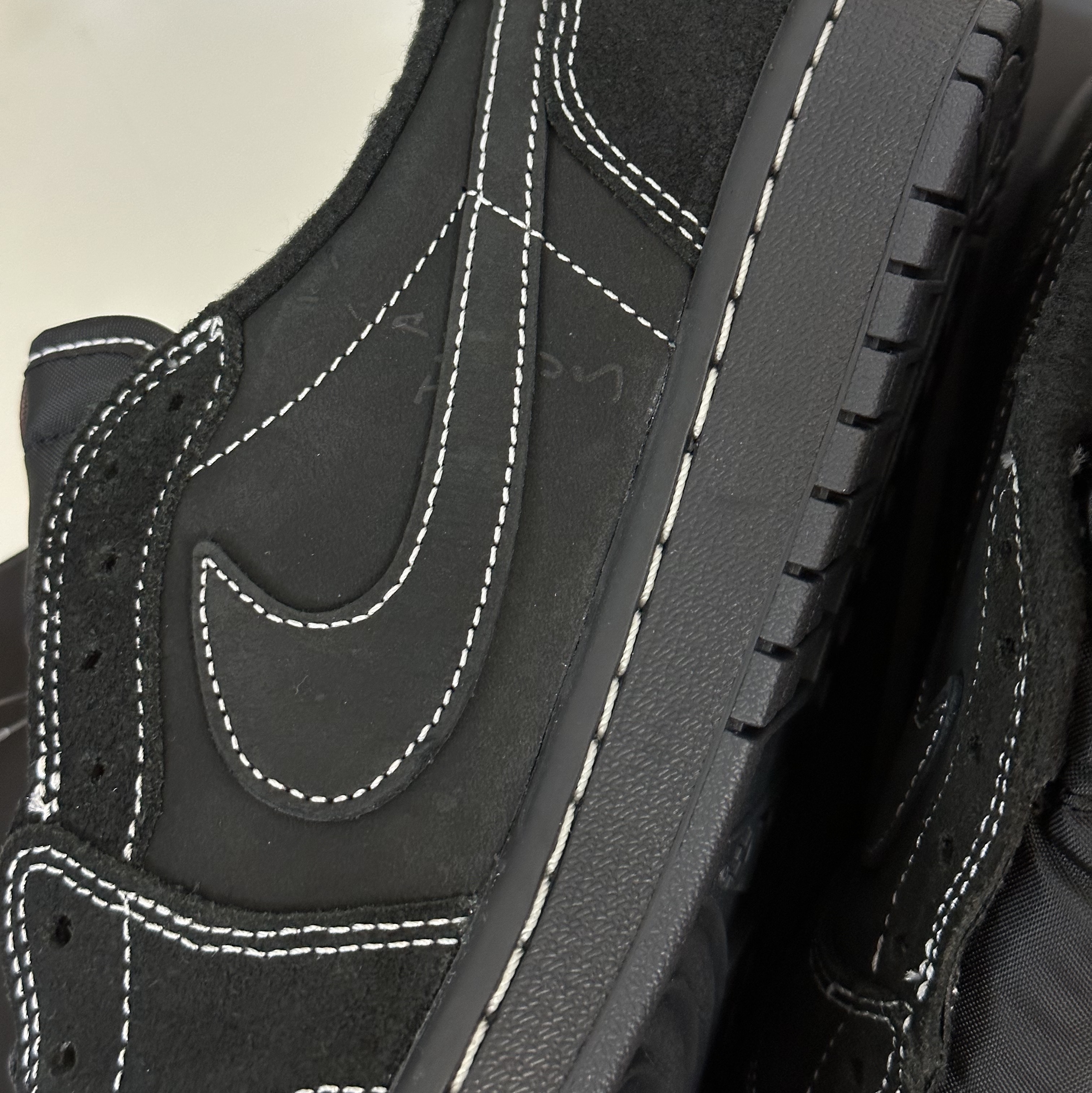 Jordan 1 x Travis Scott Retro Low OG SP Black Phantom 착용 스타일 - 4