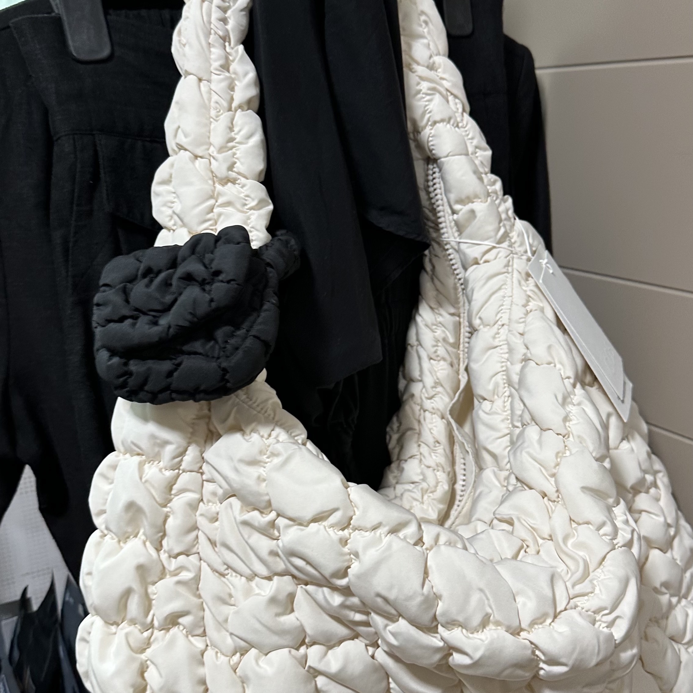 COS Quilted Nano Bag Black 착용 스타일