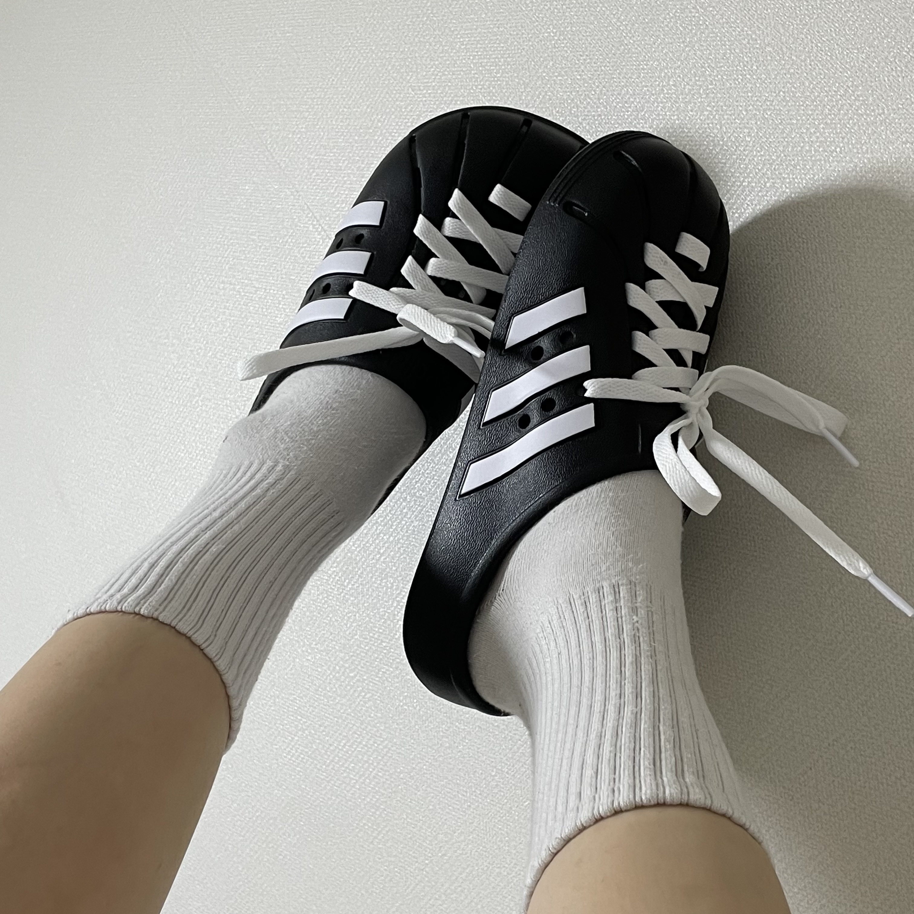 Adidas Adilette Clog Black White 착용 스타일