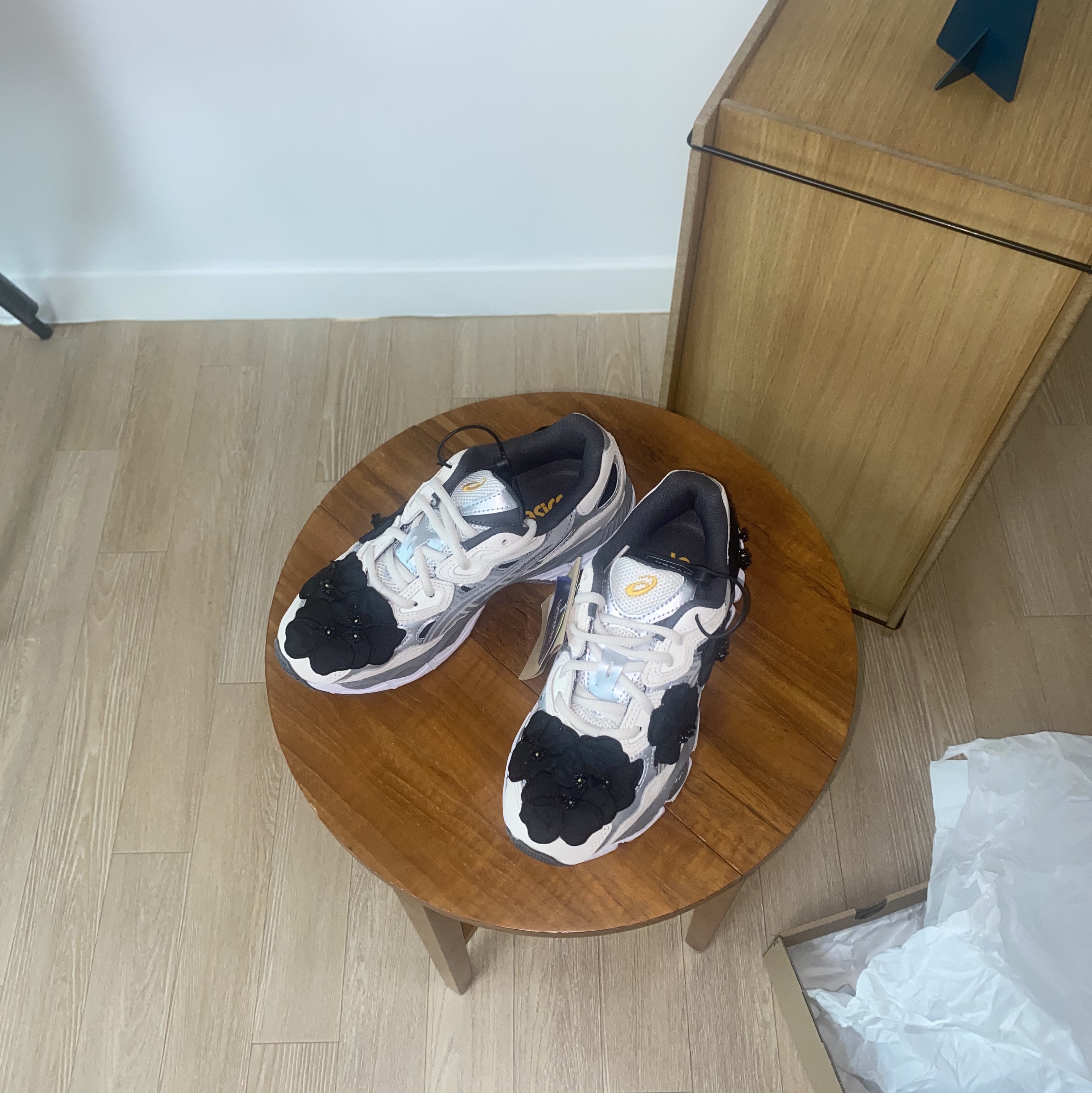 Asics x Cecilie Bahnsen Gel-NYC Black Clay Grey 착용 스타일