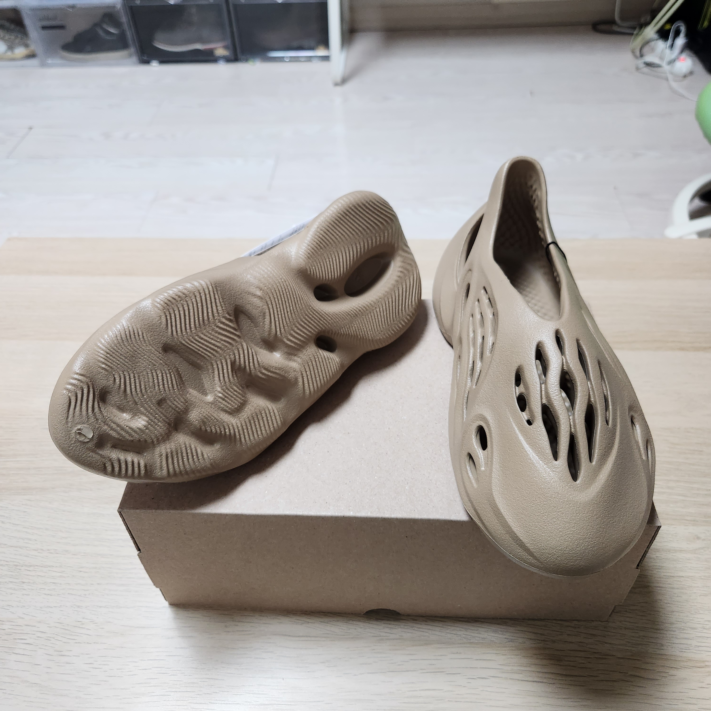 Adidas Yeezy Foam RNNR Clay Taupe 착용 스타일 - 3