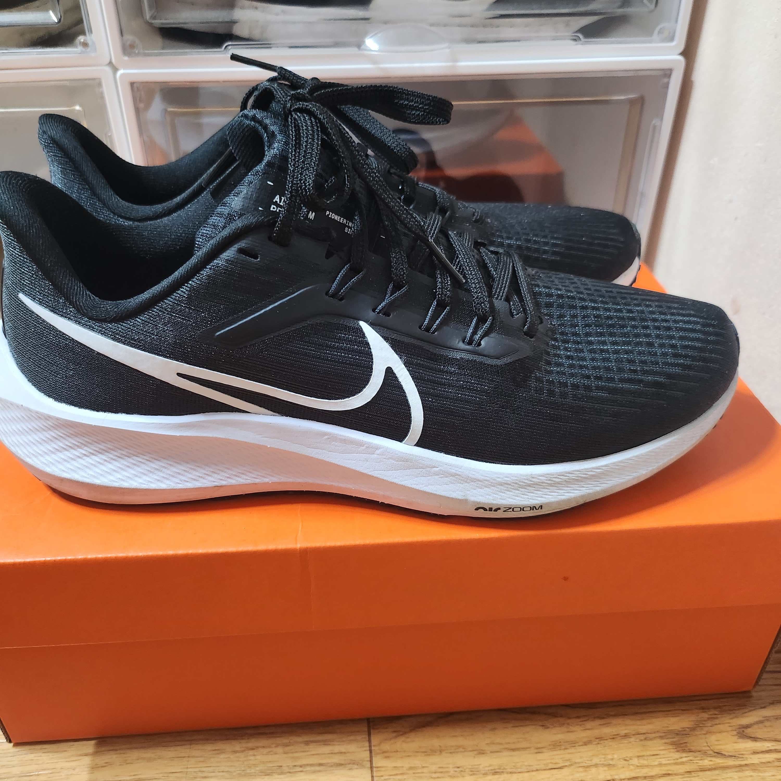 Nike Air Zoom Pegasus 39 Black White 착용 스타일 - 1