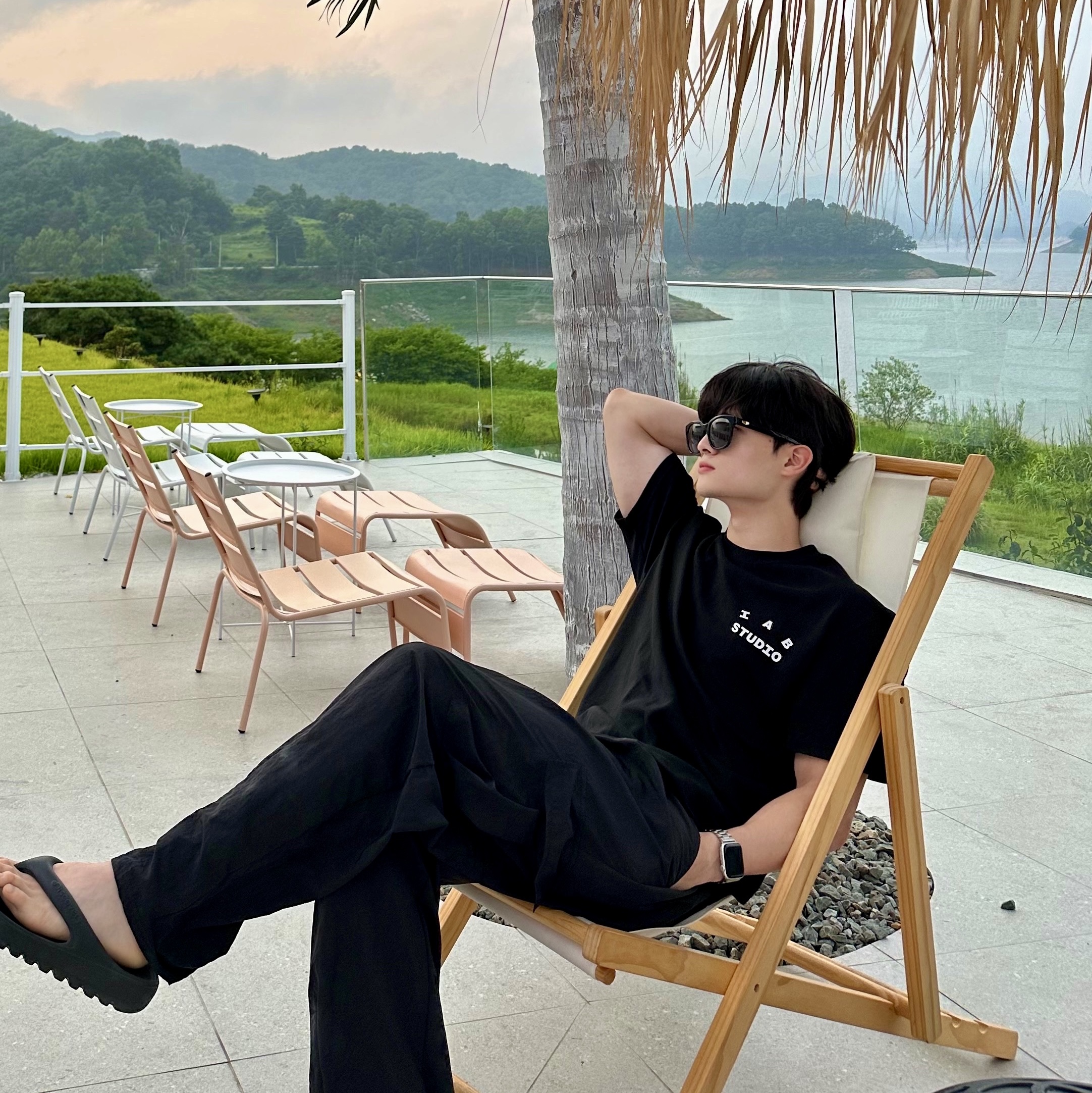 IAB Studio 10th Anniversary T-Shirt Black, IAB Studio Black Glow T-Shirt 착용 스타일 - 2