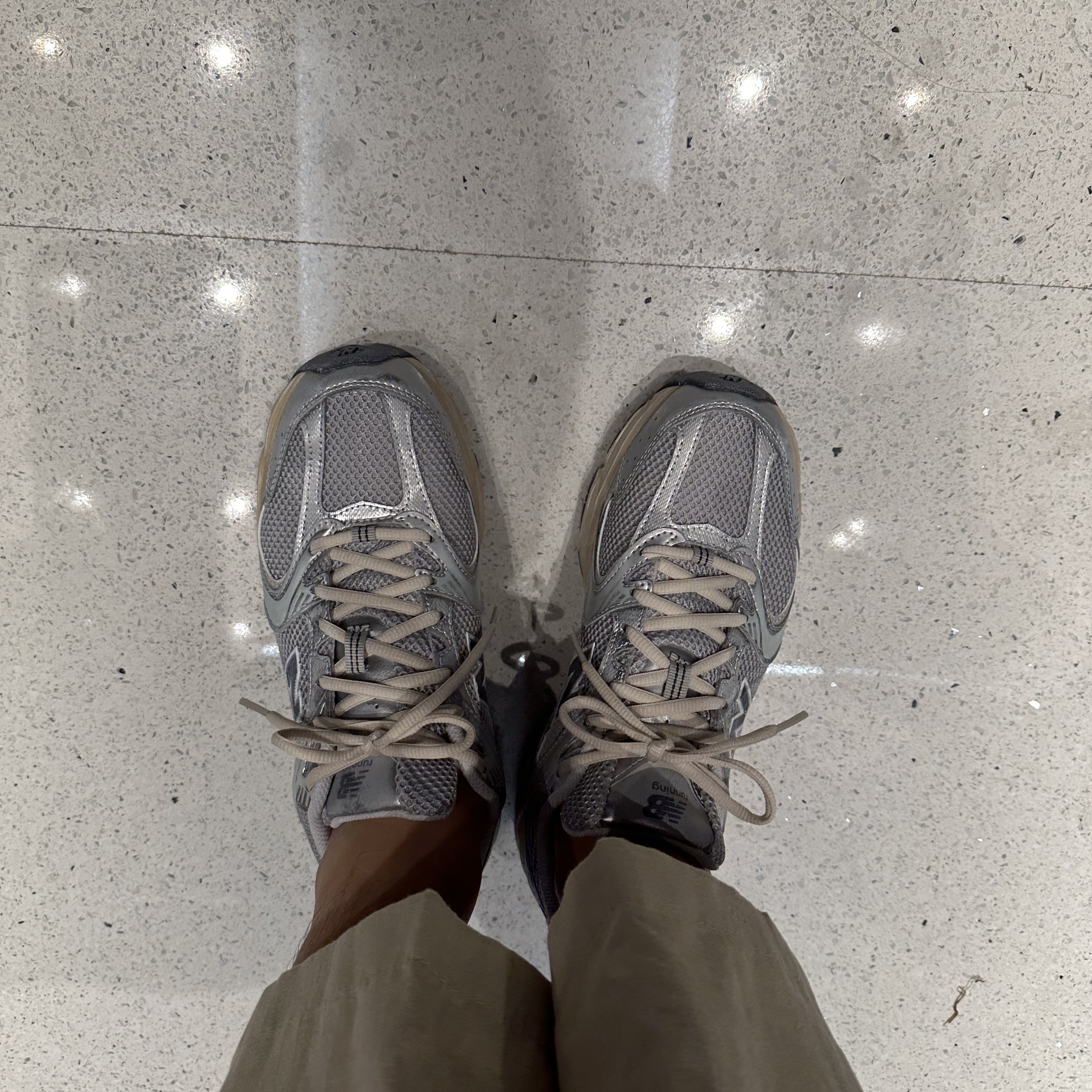 New Balance 530 Vintage Metallic Silver 착용 스타일 - 1