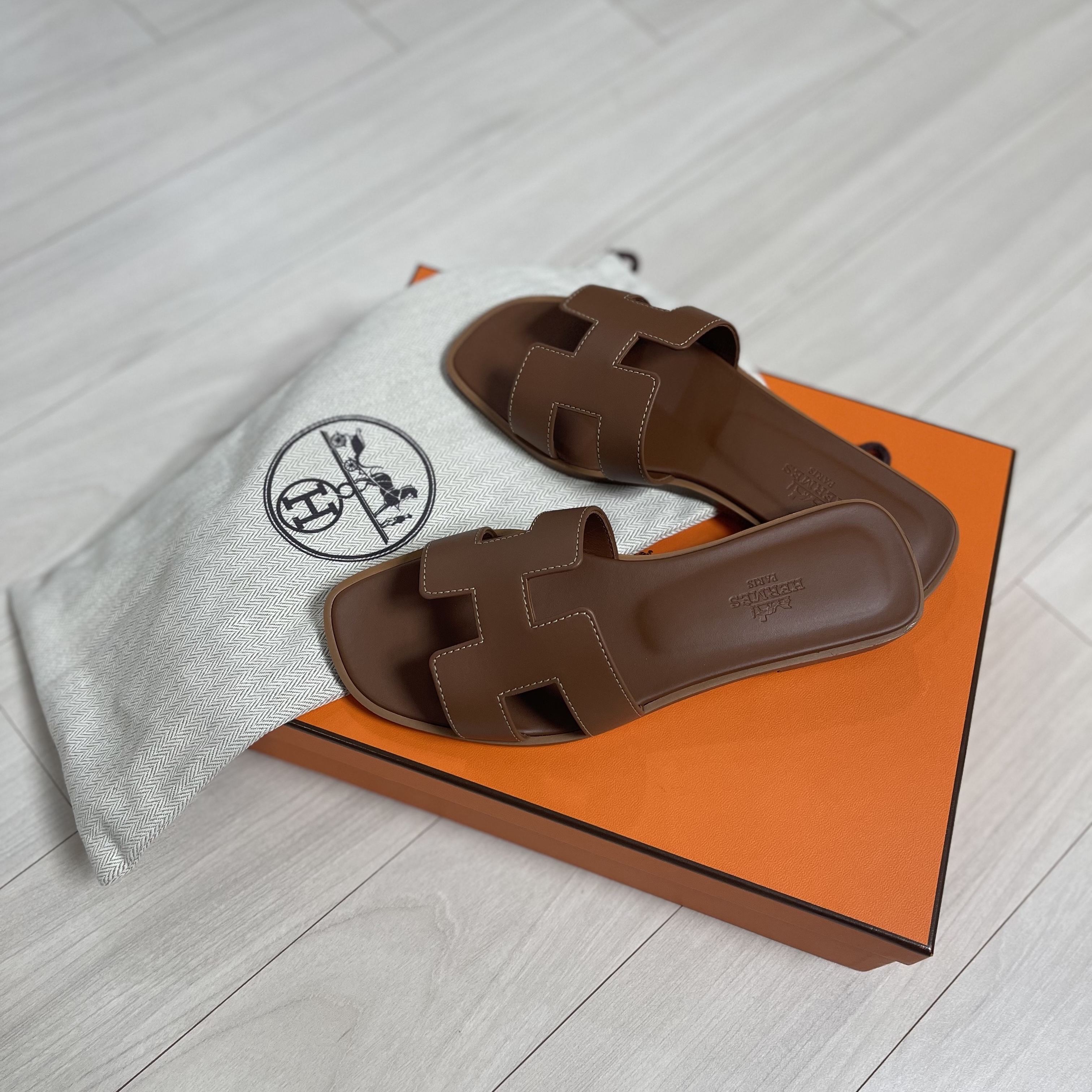 (W) Hermes Oran Sandal Calfskin & Gold Piqures Ecrues 착용 스타일
