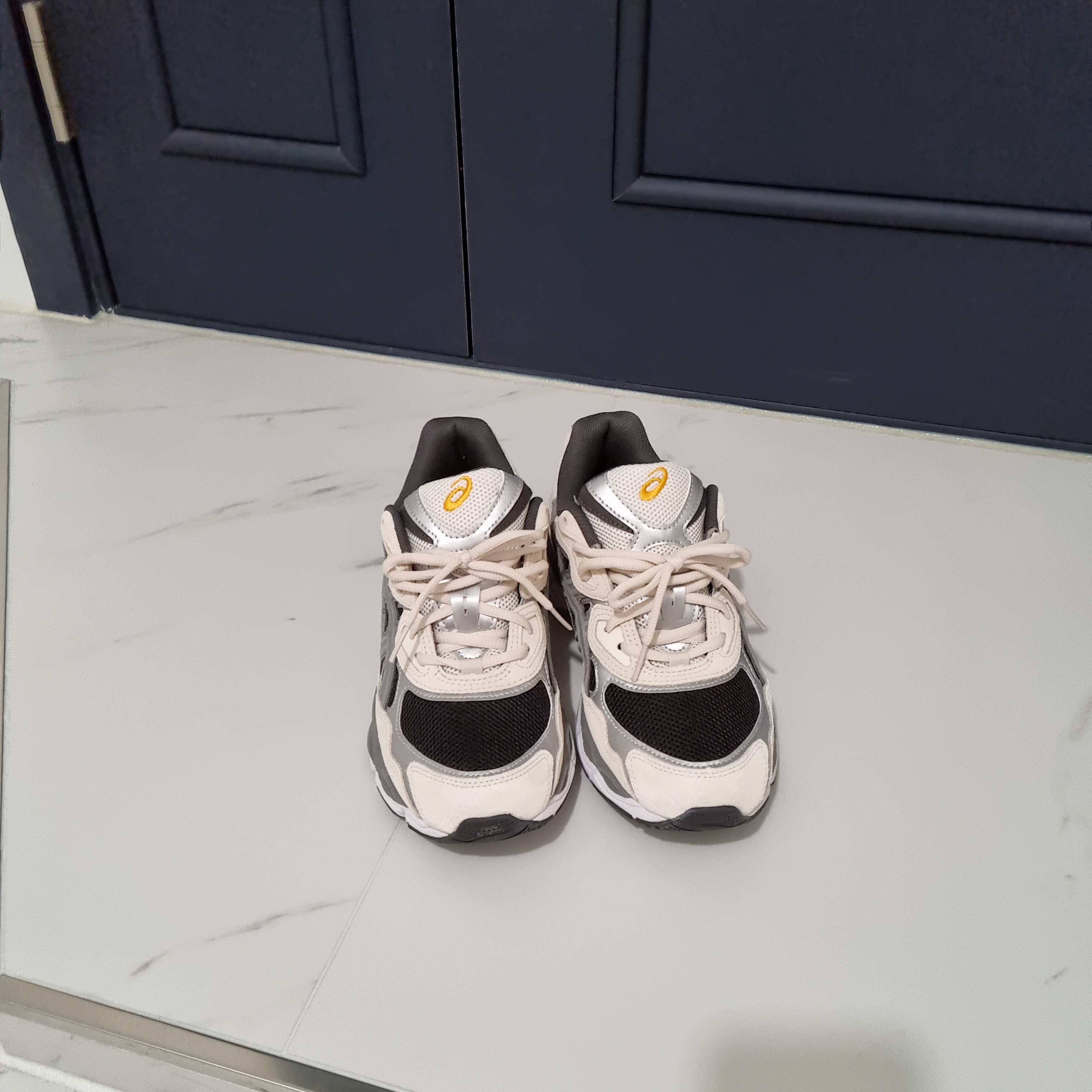 Asics Gel-NYC Black Clay Grey 착용 스타일 - 1