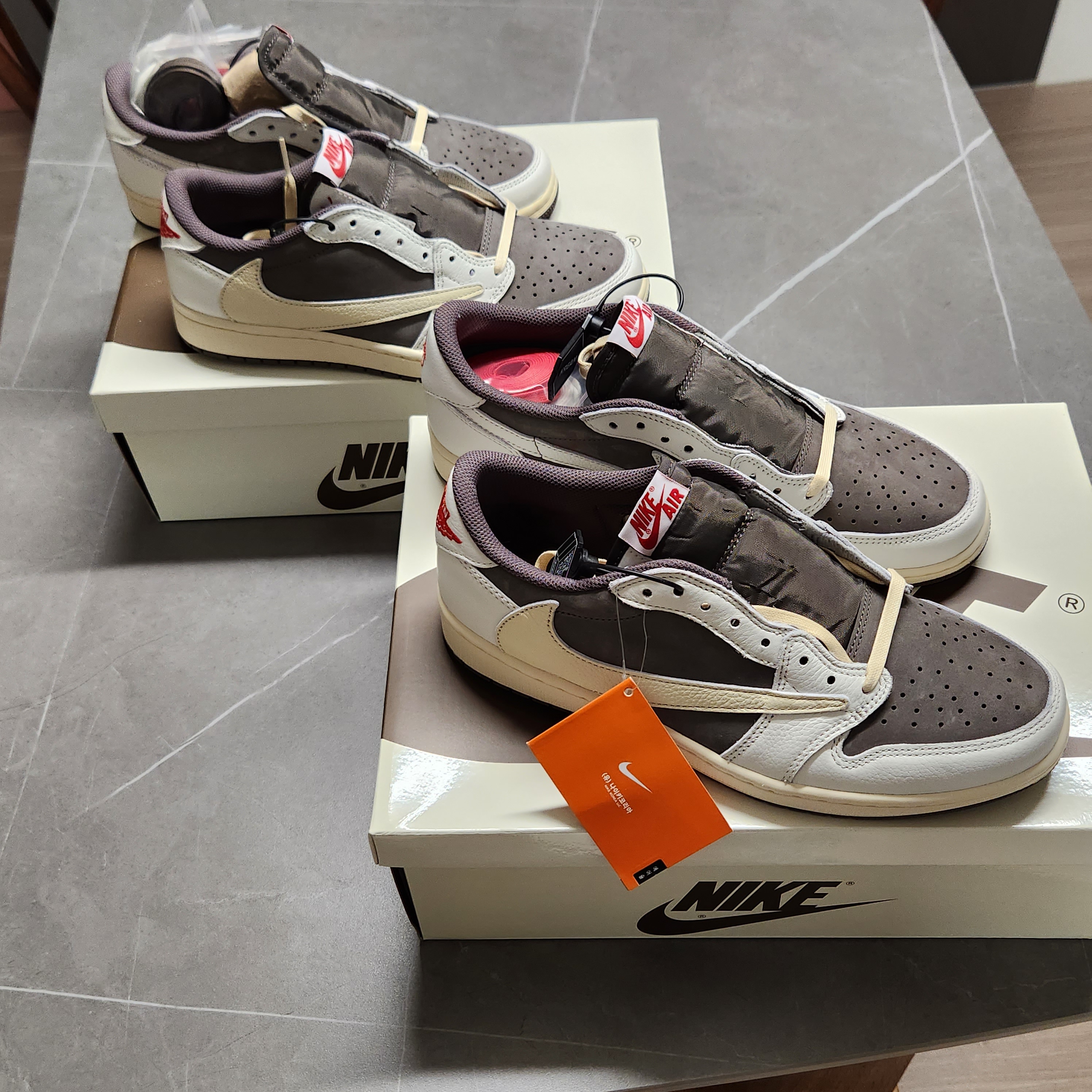 Jordan 1 x Travis Scott Retro Low OG SP Sail and Ridgerock 착용 스타일