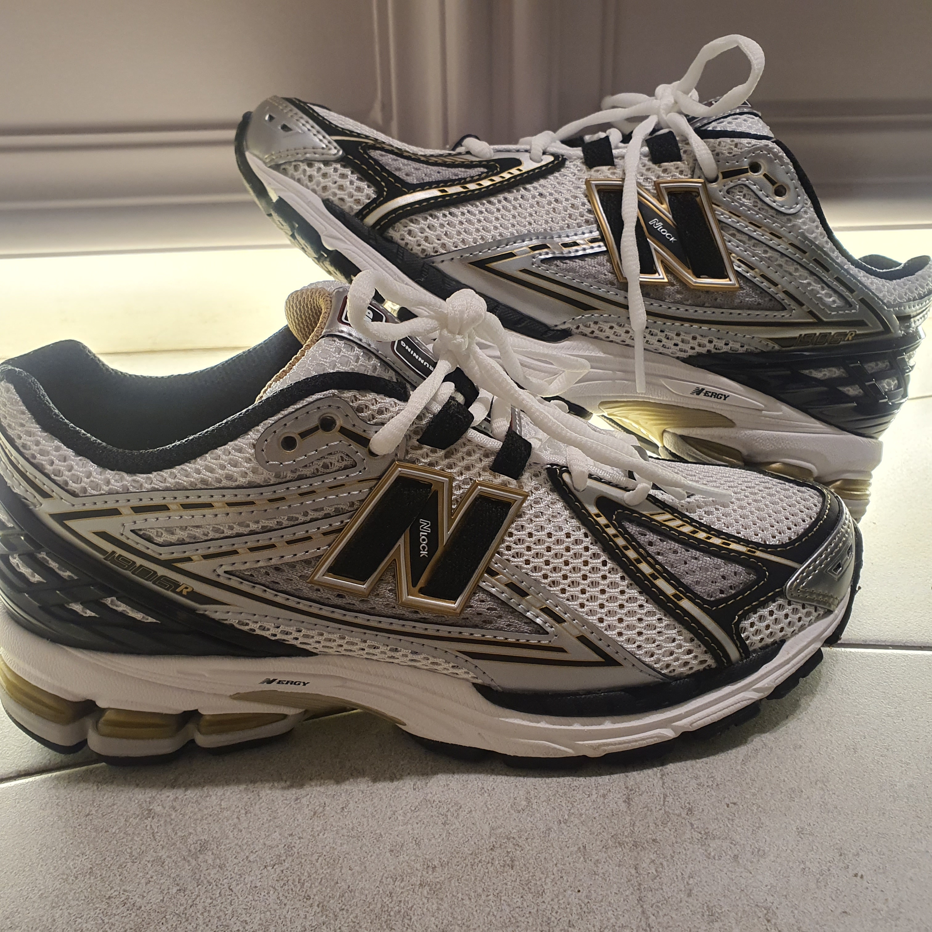 New Balance 1906R White Gold 착용 스타일
