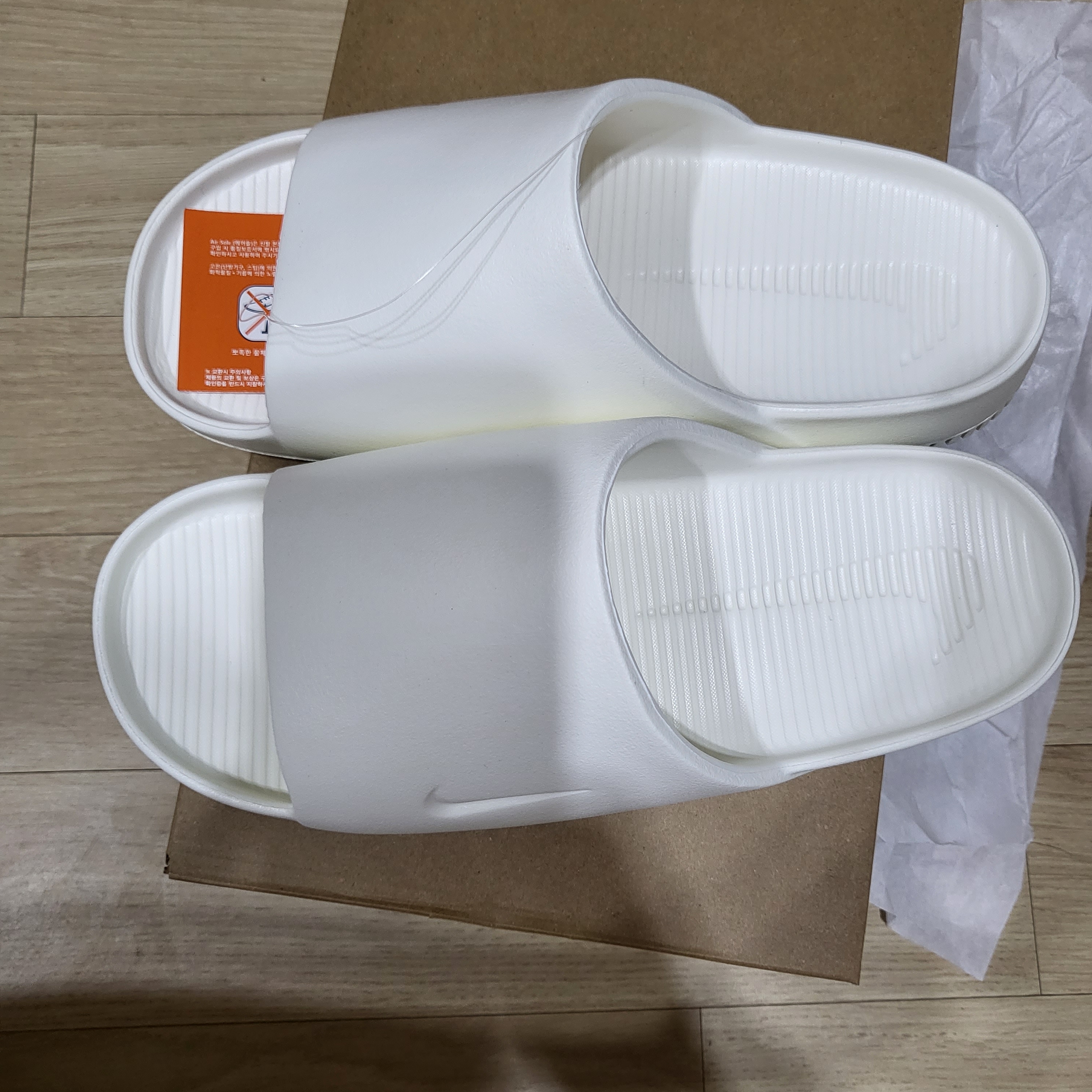 Nike Calm Slide Sail 착용 스타일 - 1